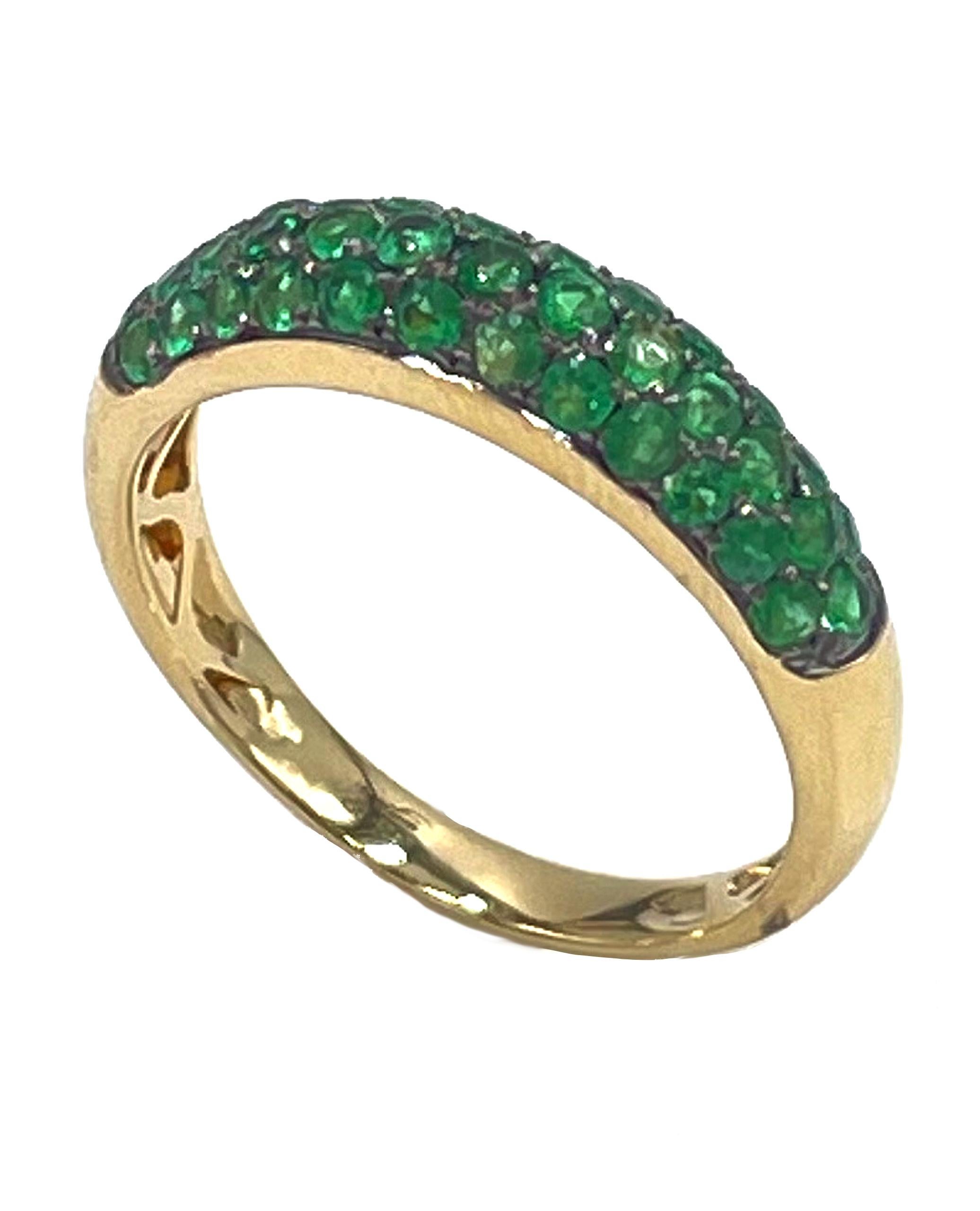 Anillo de oro amarillo de 18 quilates engastado con esmeraldas redondas facetadas de 0,62 quilates en total.

La talla del dedo es 6,75 y puede aumentarse o reducirse hasta dos tallas.