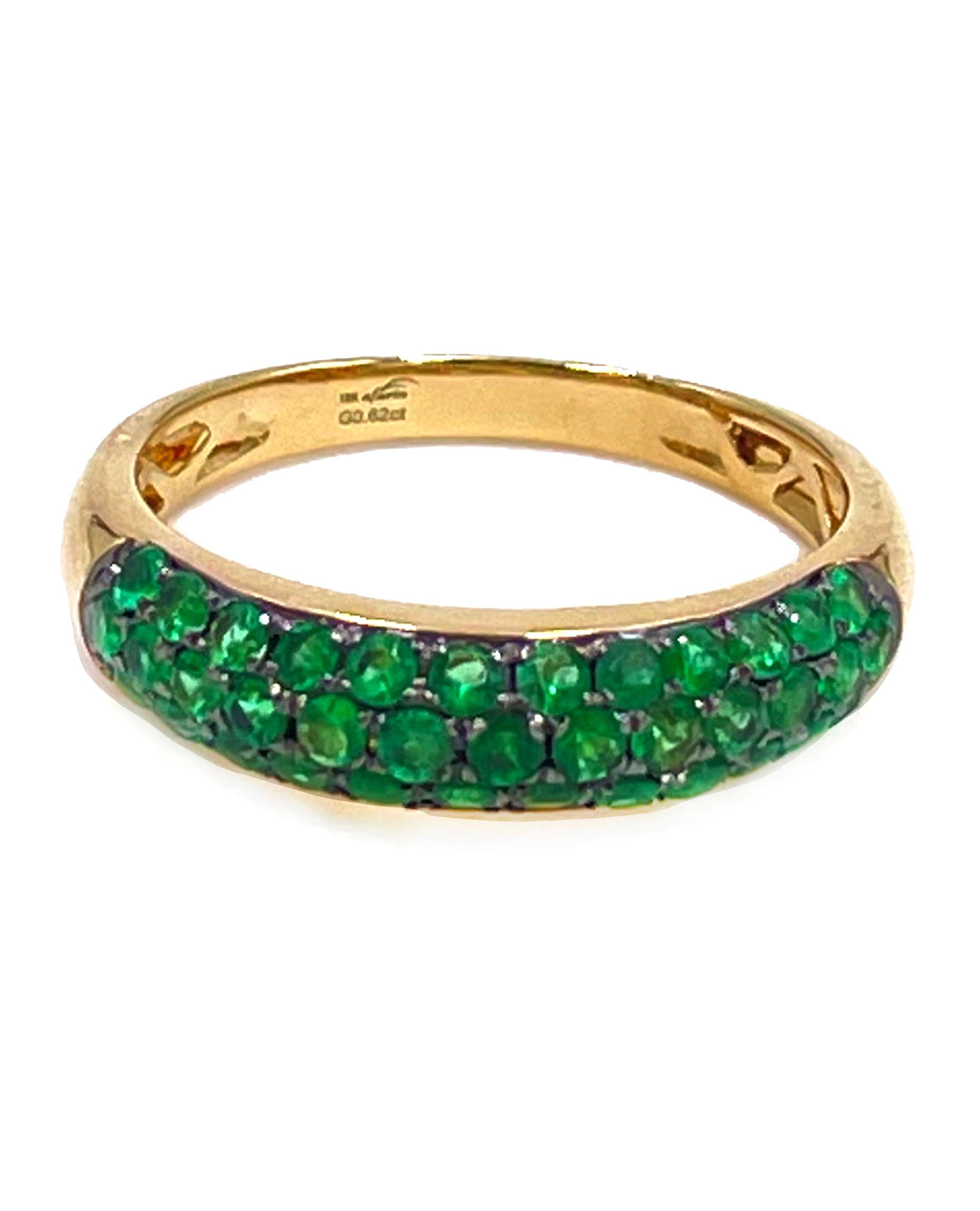 Anillo de oro amarillo de 18 quilates pulido con esmeraldas engastadas Contemporáneo en venta