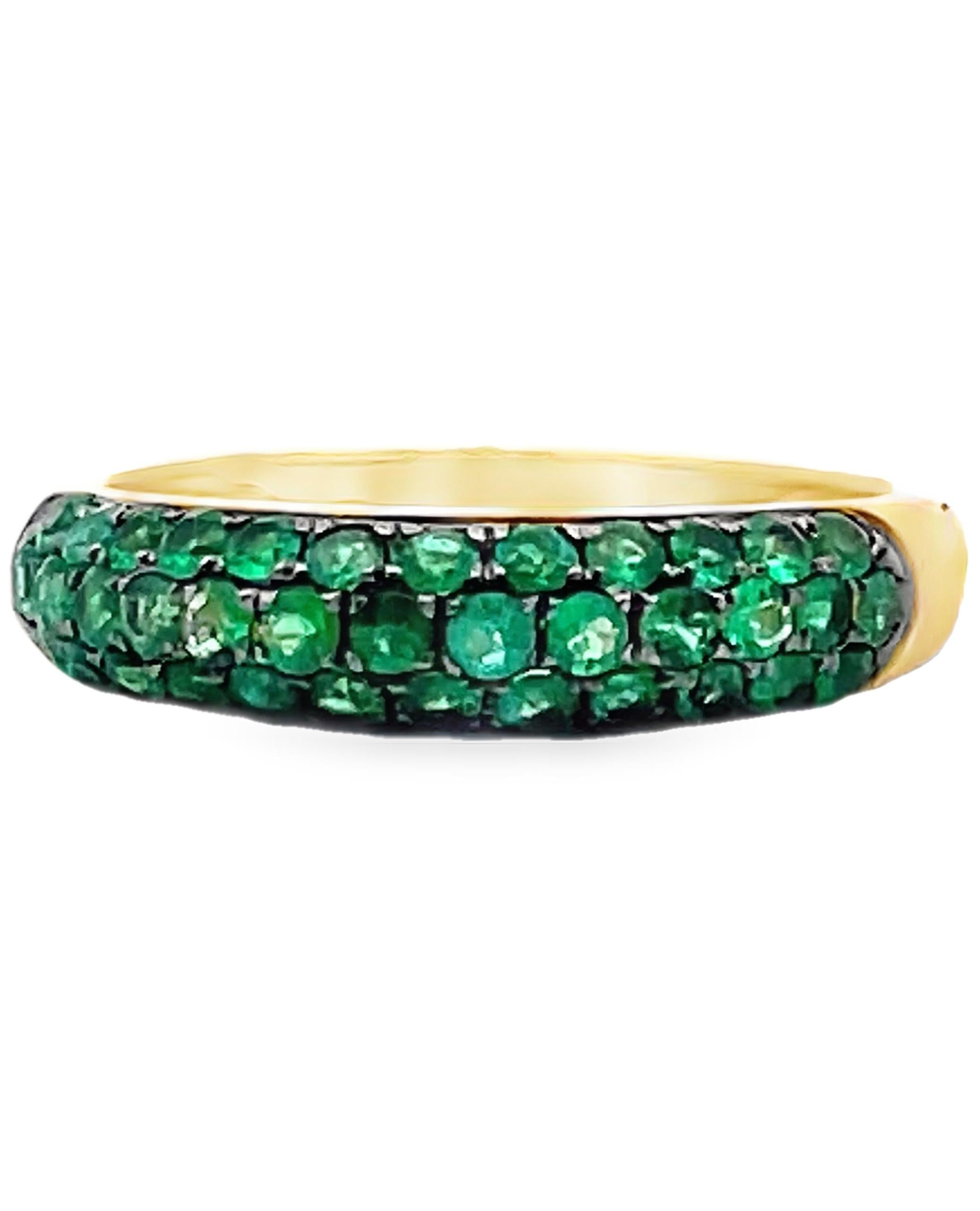 Anillo de oro amarillo de 18 quilates pulido con esmeraldas engastadas Corte redondo en venta