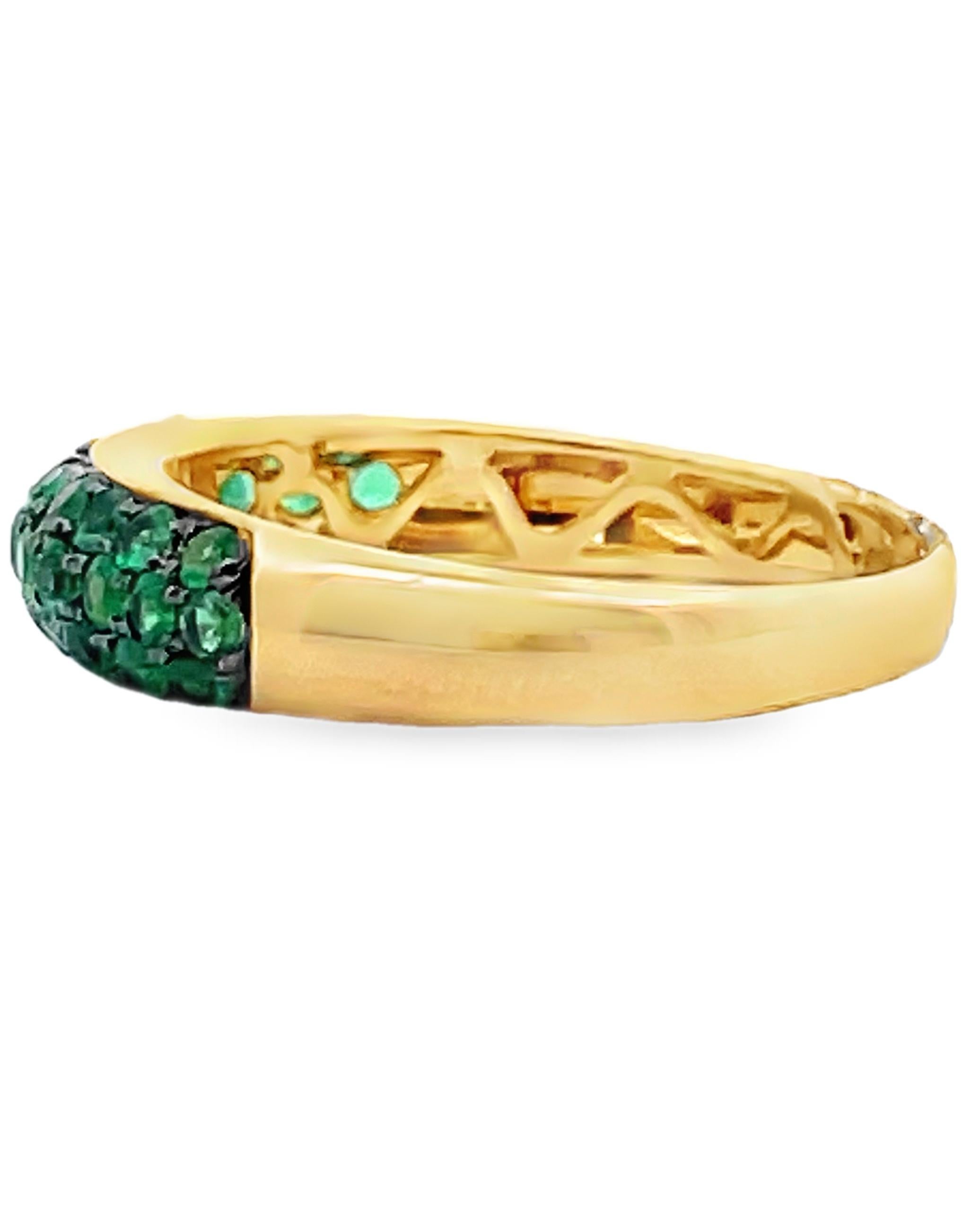 Anillo de oro amarillo de 18 quilates pulido con esmeraldas engastadas en Nuevo estado para la venta en Old Tappan, NJ