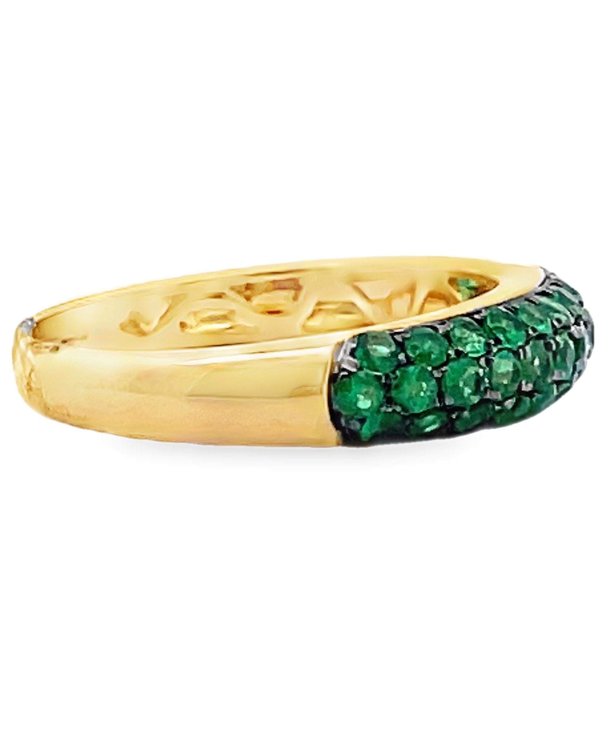 Anillo de oro amarillo de 18 quilates pulido con esmeraldas engastadas en venta 1