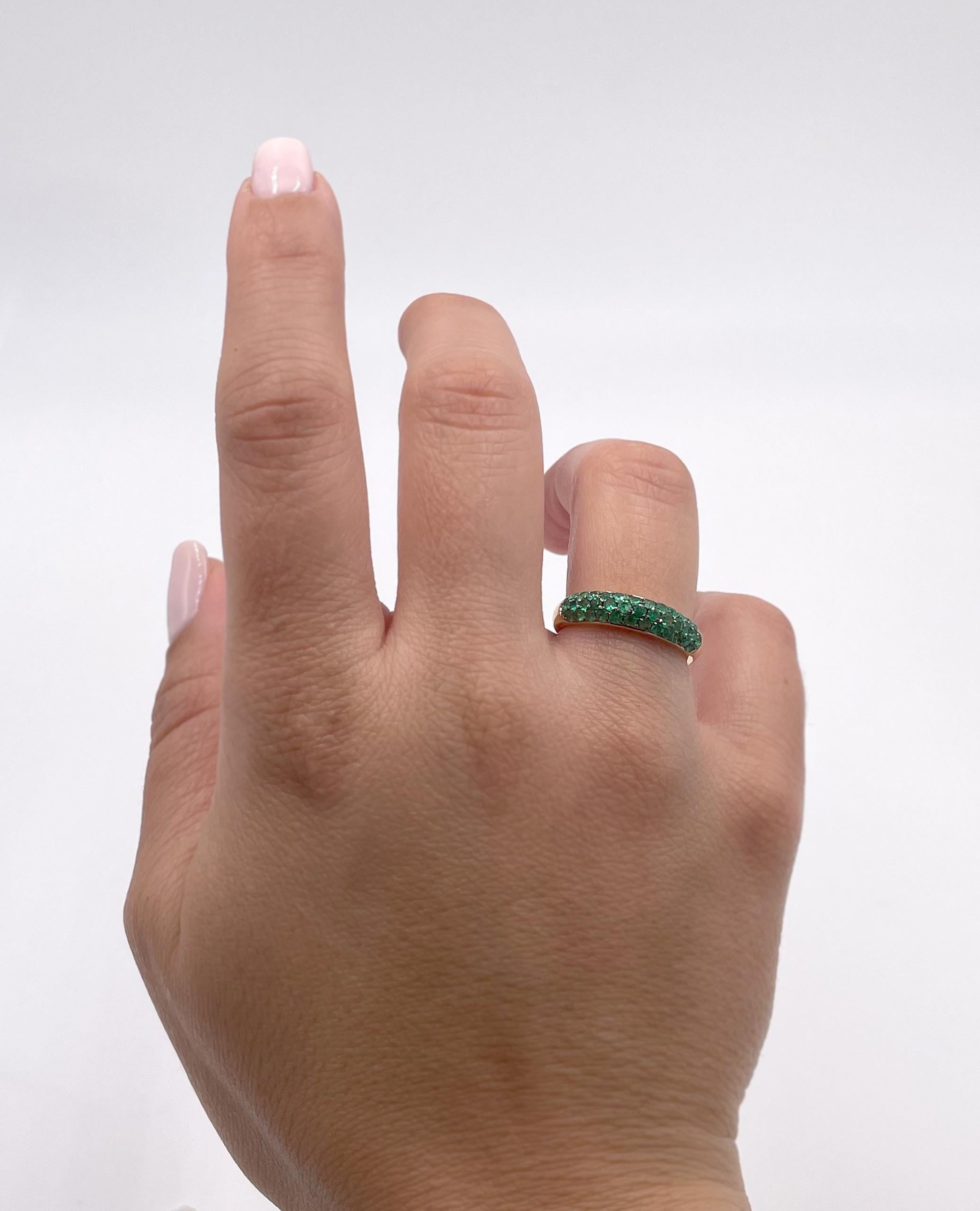 Anillo de oro amarillo de 18 quilates pulido con esmeraldas engastadas en venta 2