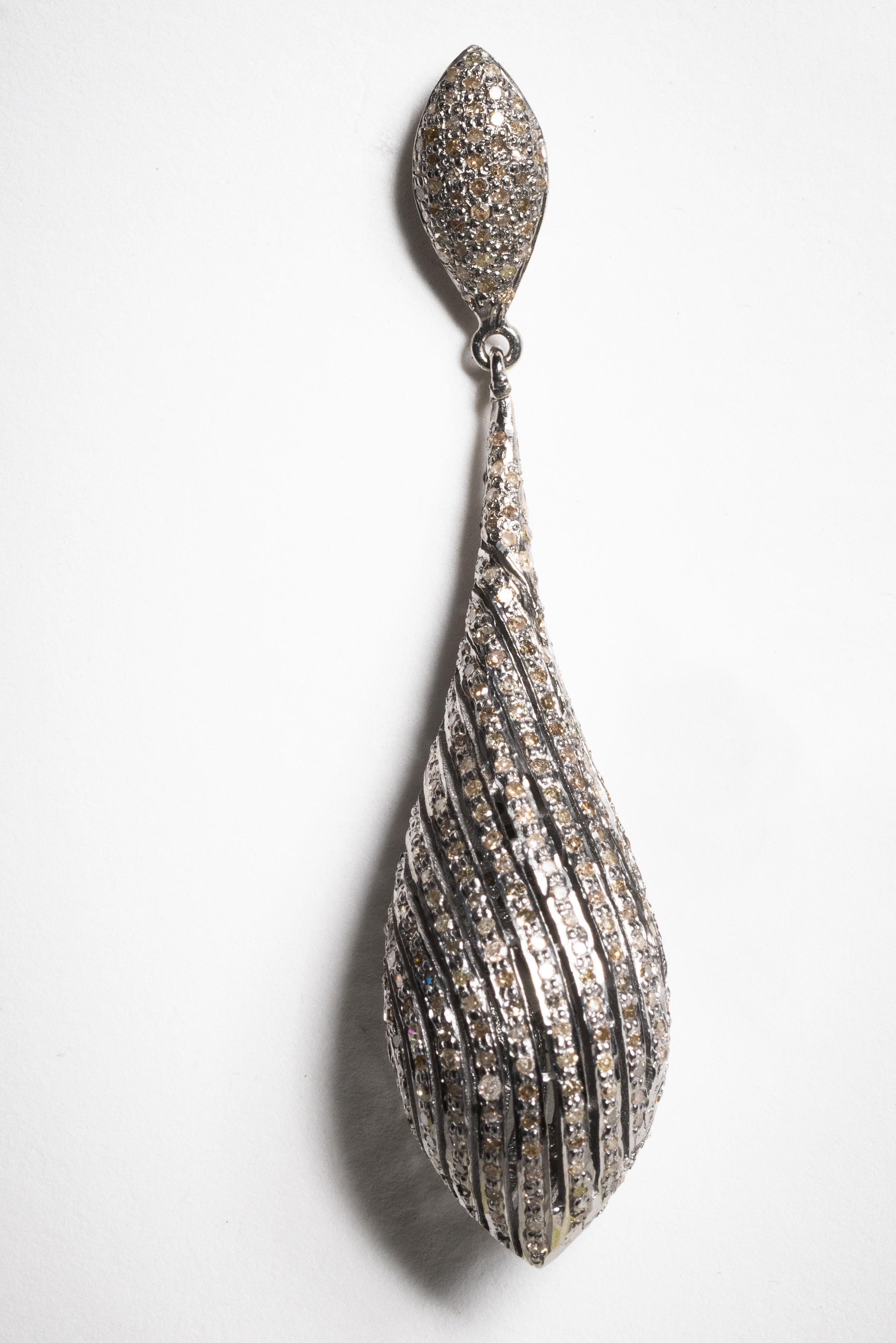 Taille ronde Boucles d'oreilles pendantes en diamant à facettes serties de pavés en vente