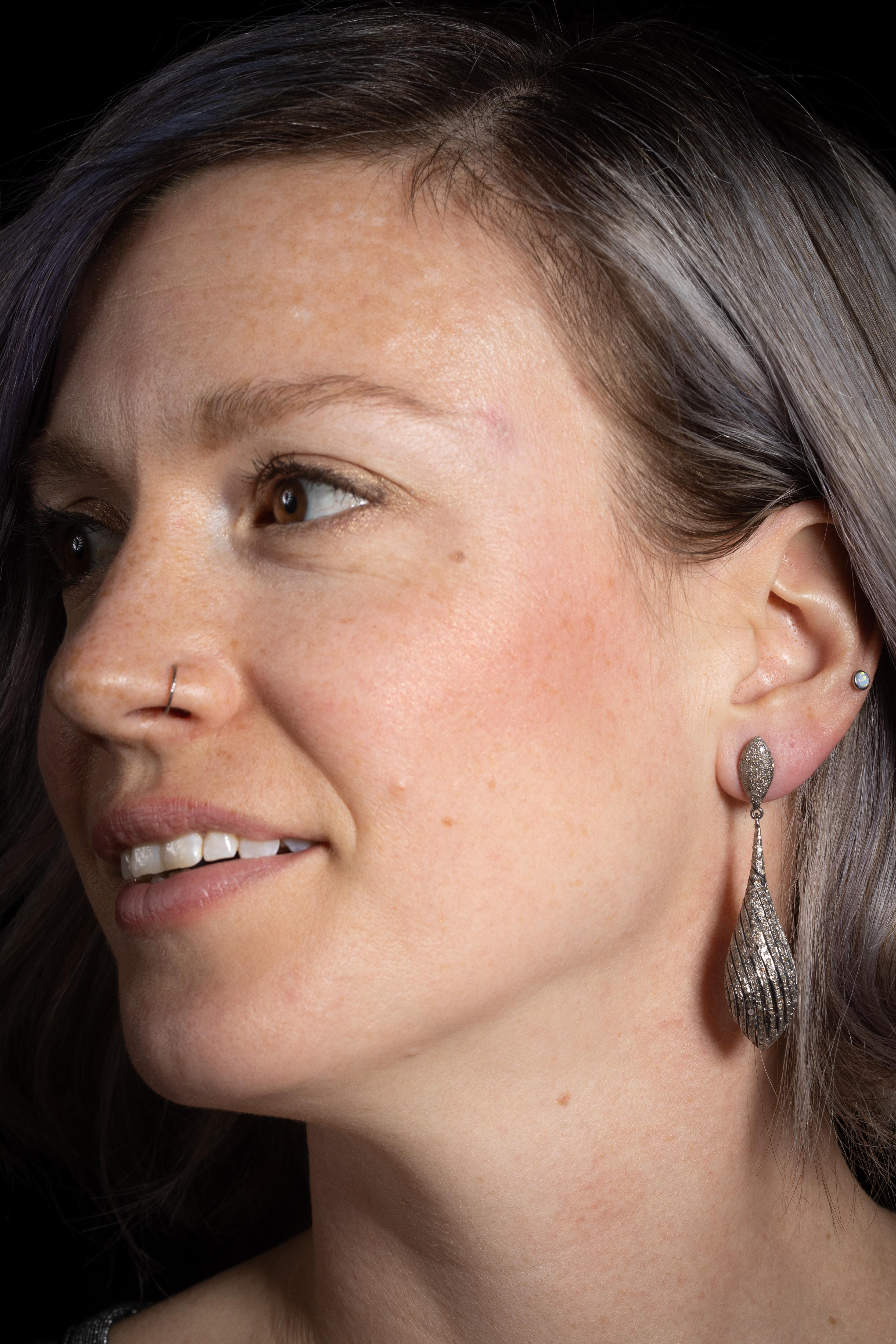Boucles d'oreilles pendantes en diamant à facettes serties de pavés Unisexe en vente