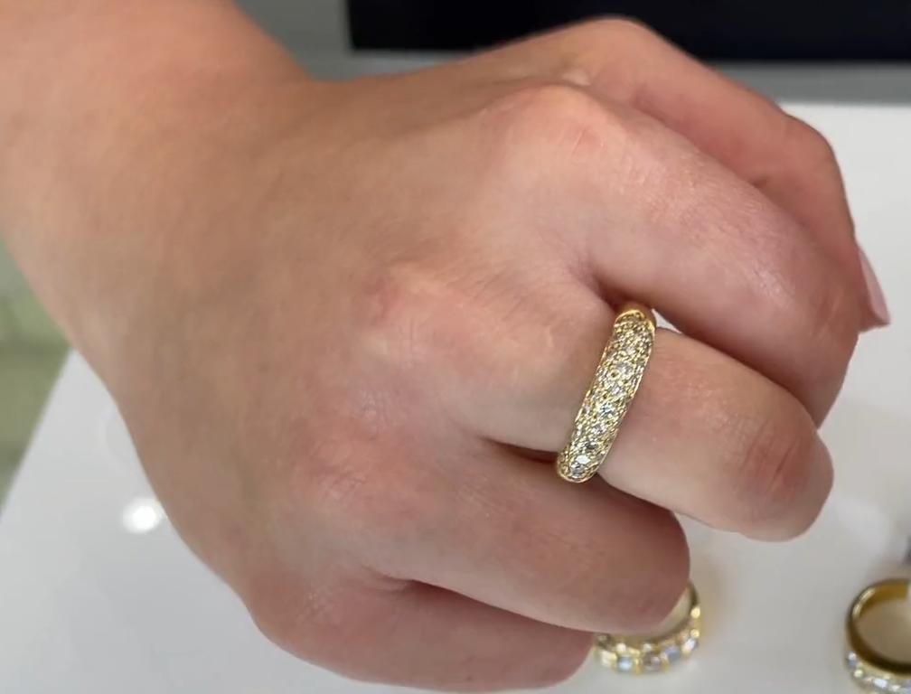 Anello con diamanti incastonati a metà intorno all'anello in oro giallo 18 ct. in vendita 1