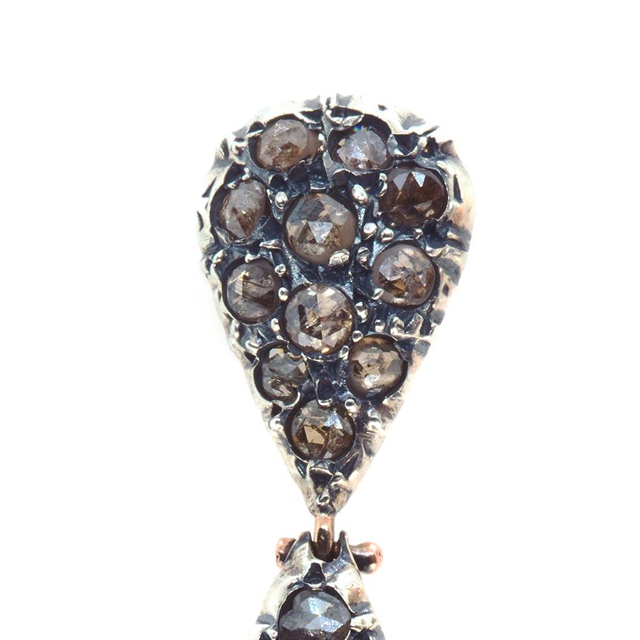 Contemporain Boucles d'oreilles pendantes Cesellato en forme de goutte en or rose 9 carats et diamants, XXIe siècle en vente
