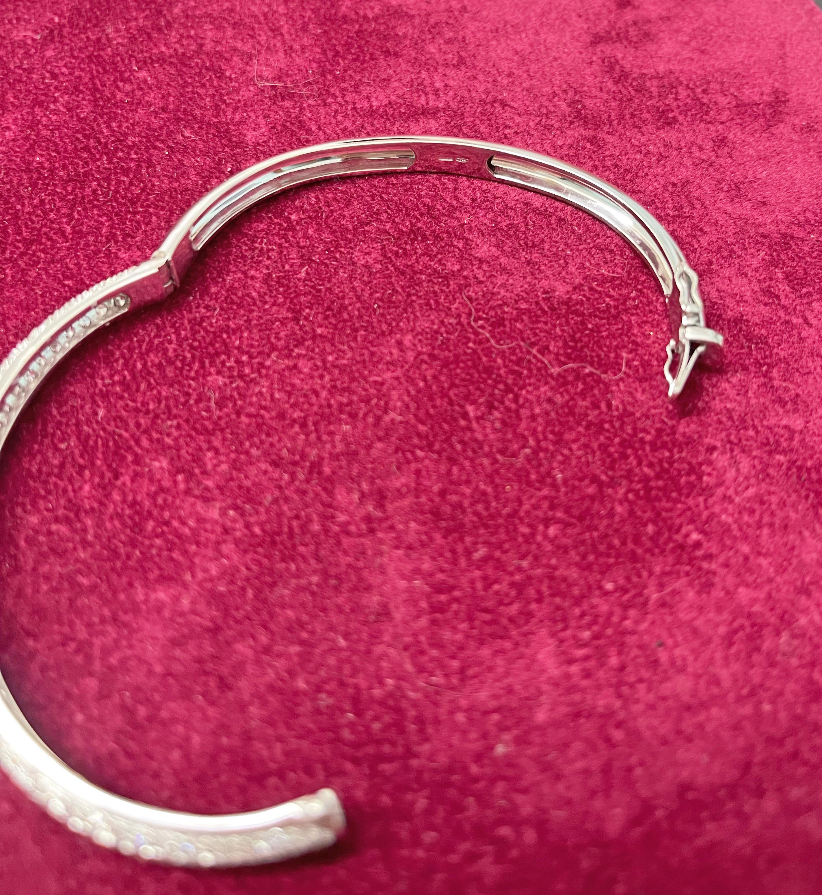 Taille mixte Bracelet jonc en or blanc 18 carats serti de diamants taille ronde de 2,18 carats en vente