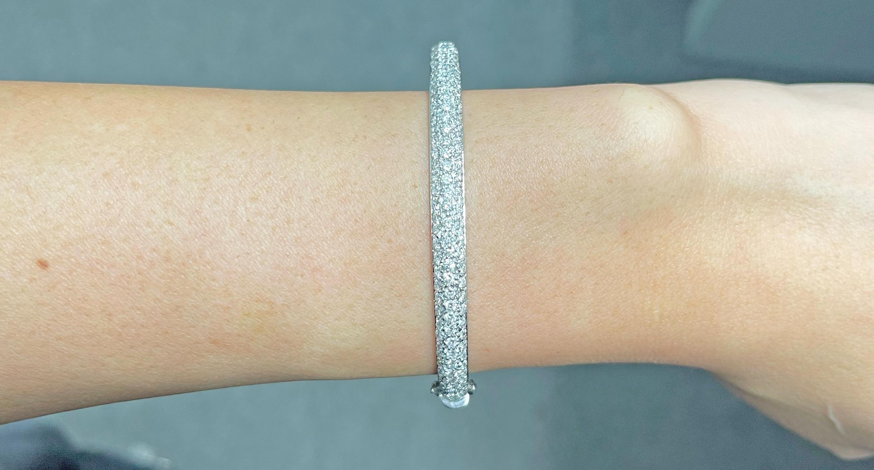 Bracelet jonc en or blanc 18 carats serti de diamants taille ronde de 2,18 carats en vente 1