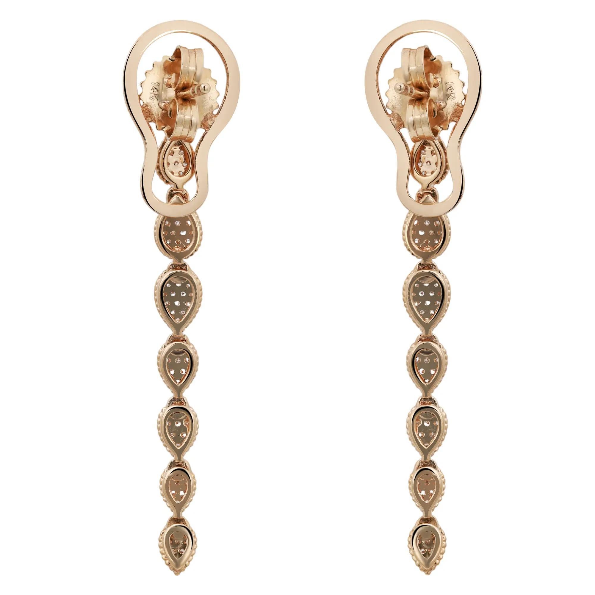 Ces magnifiques et délicates boucles d'oreilles en forme de goutte exhalent l'élégance et l'attrait intemporel. Fabriqué en or jaune 14K lustré. Les diamants ronds sertis en pavé sont montés sur une monture graduée en forme de goutte d'eau. Poids