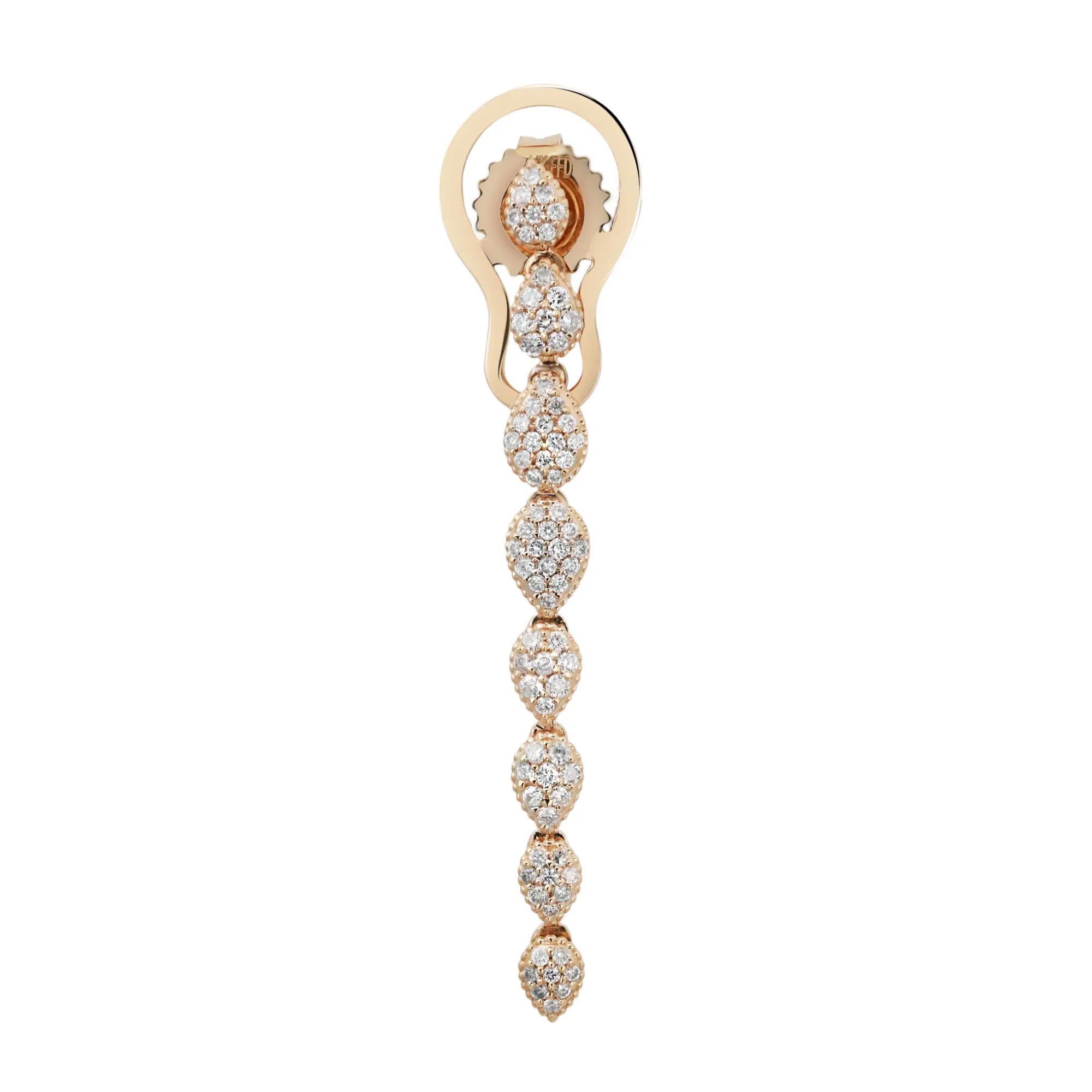 Moderne Boucles d'oreilles pendantes en or jaune 14K serties de diamants ronds 0.65Cttw 1.5 Inches en vente