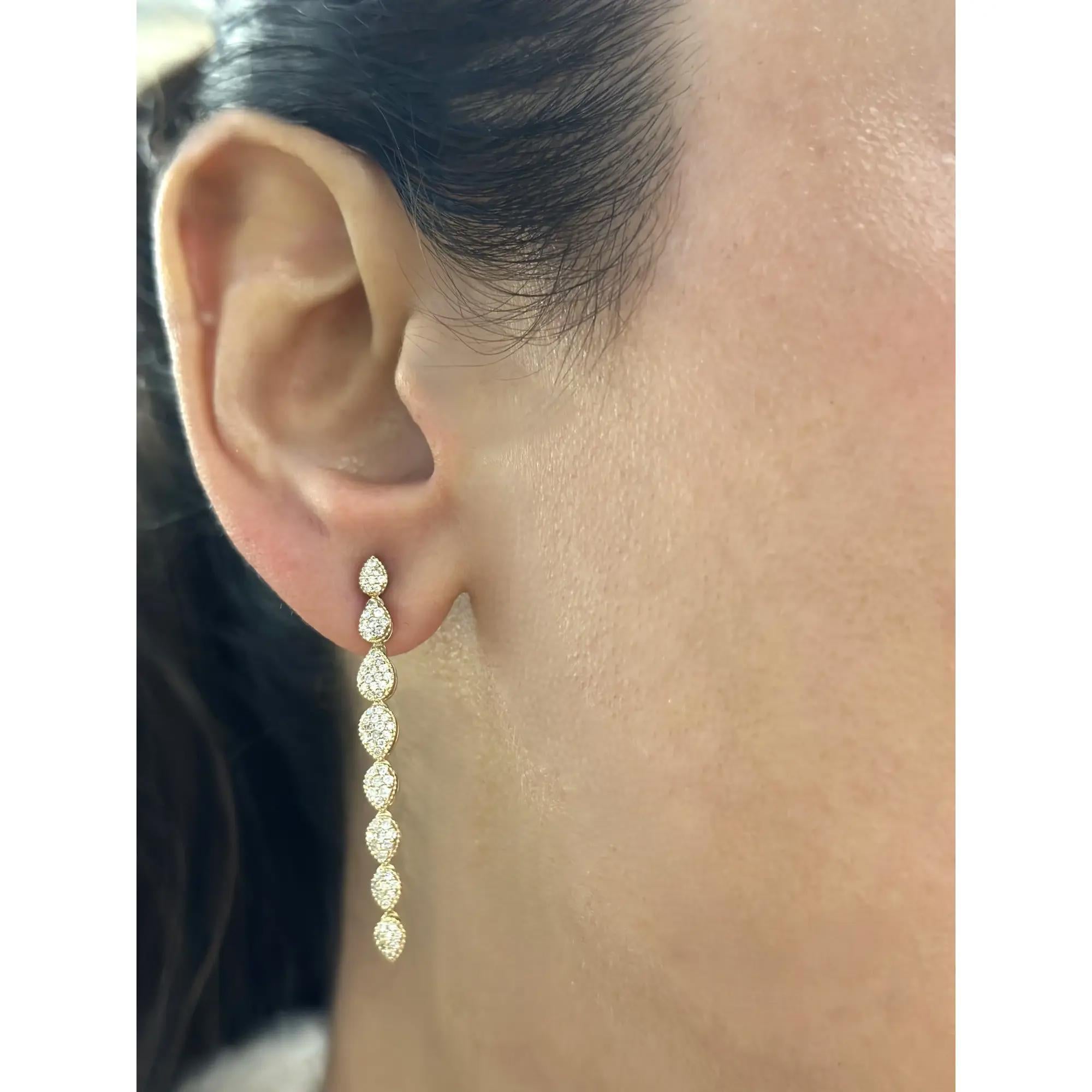 Taille ronde Boucles d'oreilles pendantes en or jaune 14K serties de diamants ronds 0.65Cttw 1.5 Inches en vente
