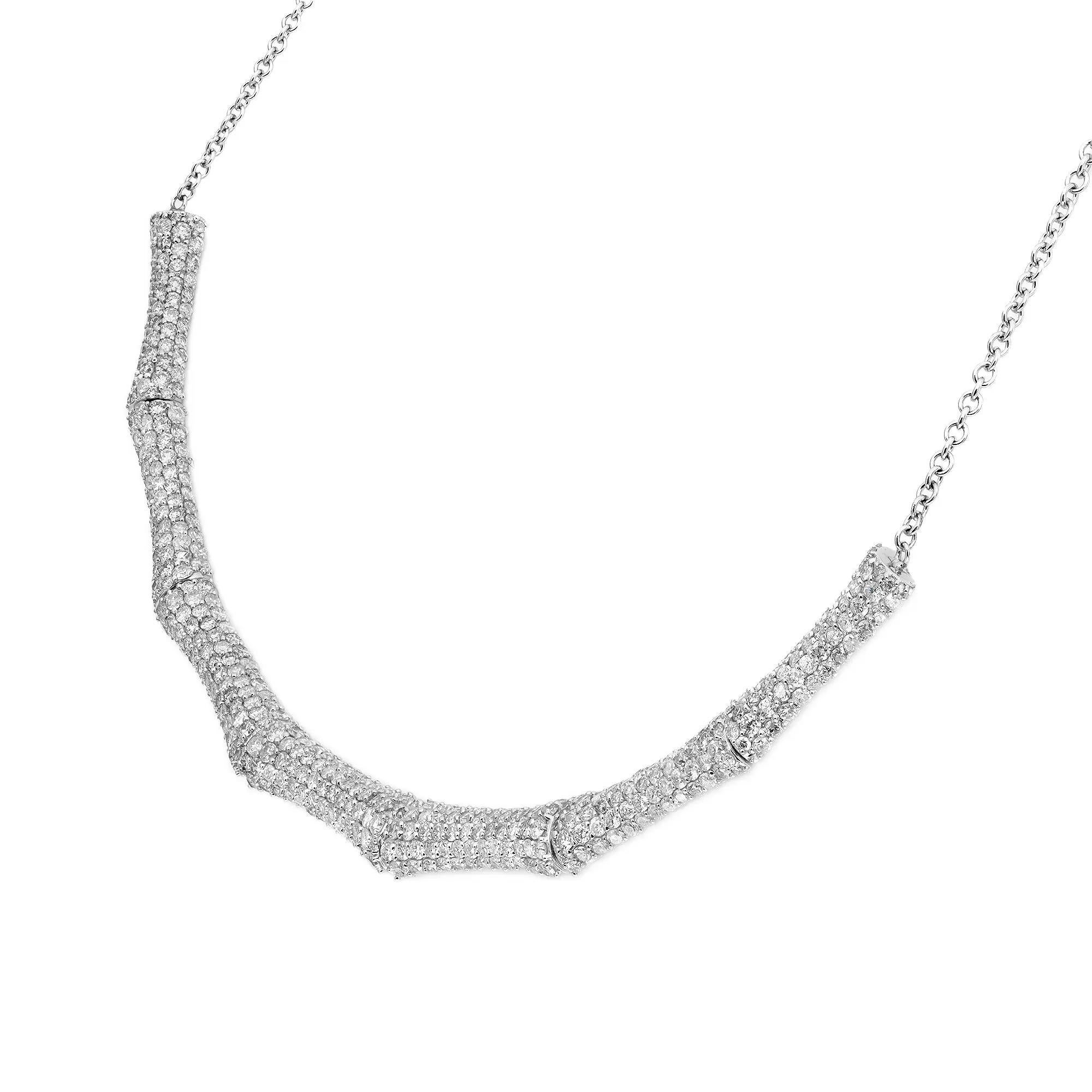 Una scelta eccellente per matrimoni o eventi speciali. Questa bellissima collana è realizzata in oro bianco 14K e presenta 7 maglie tempestate di diamanti rotondi taglio brillante incastonati che pesano 4,20 carati. Lunghezza della collana: 15,5