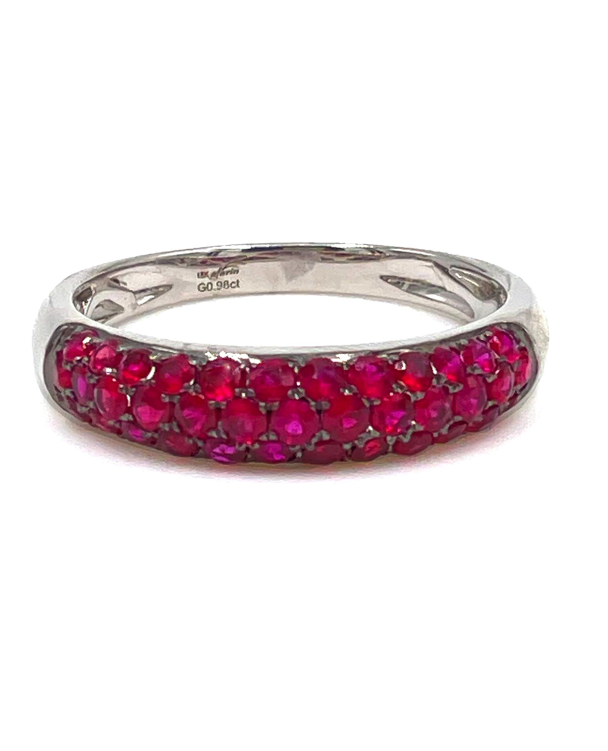 Anillo de oro blanco de 18 quilates engastado con rubíes redondos facetados de 0,98 quilates en total.

La talla del dedo es 6,75 y puede aumentarse o reducirse hasta dos tallas.