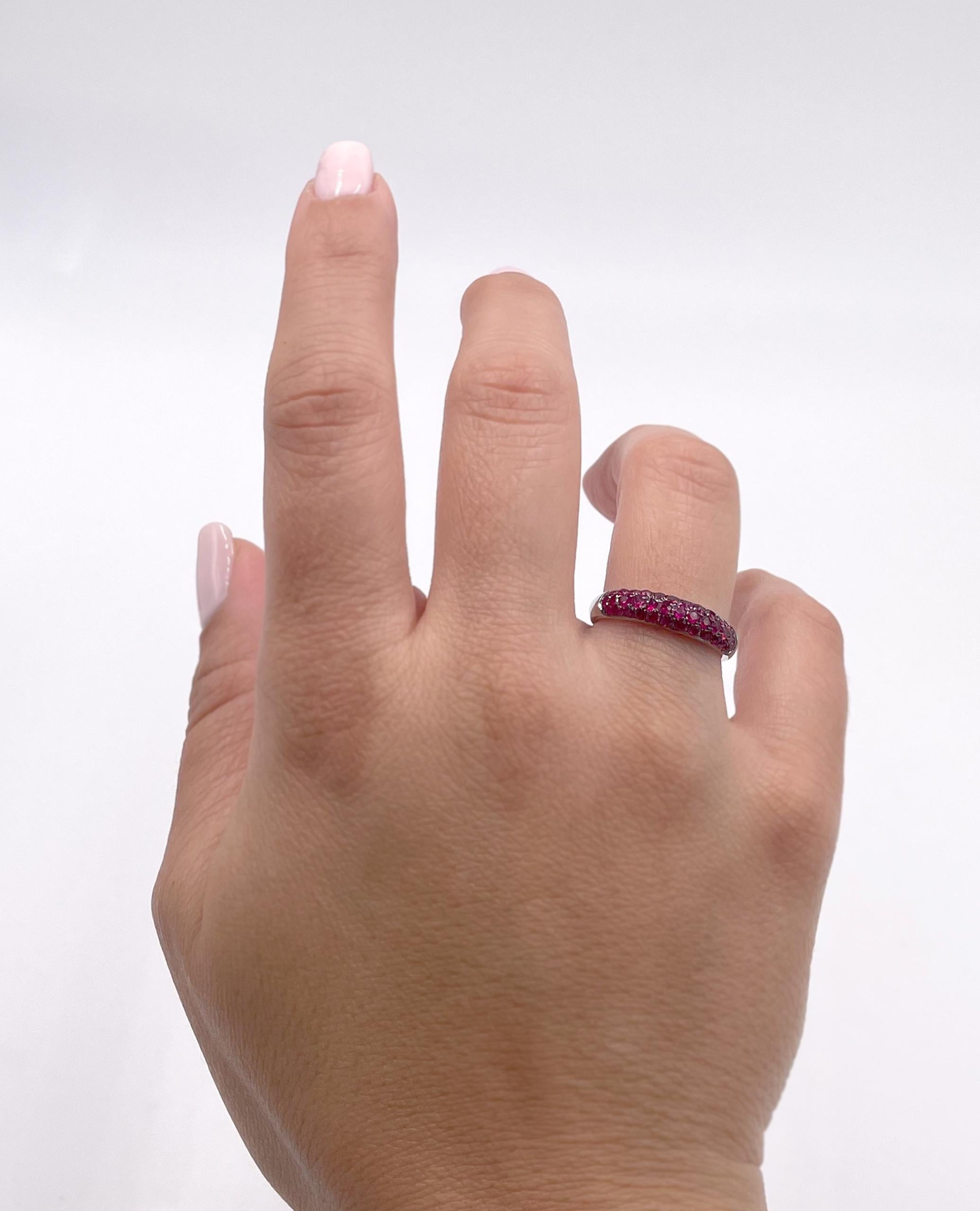 Rubíes redondos engastados en oro blanco de 18 quilates Anillo de alto brillo en venta 1