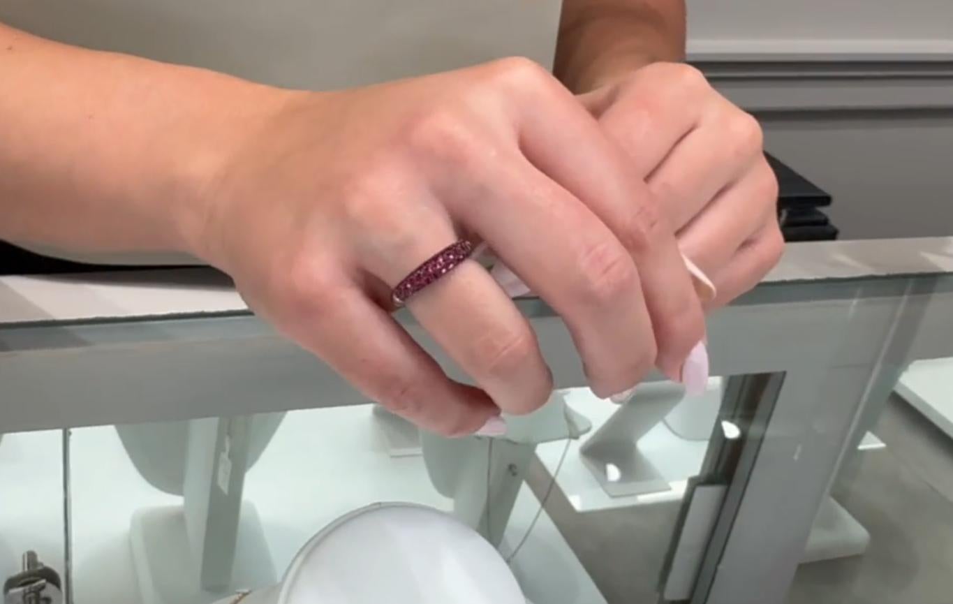 Rubíes redondos engastados en oro blanco de 18 quilates Anillo de alto brillo en venta 3