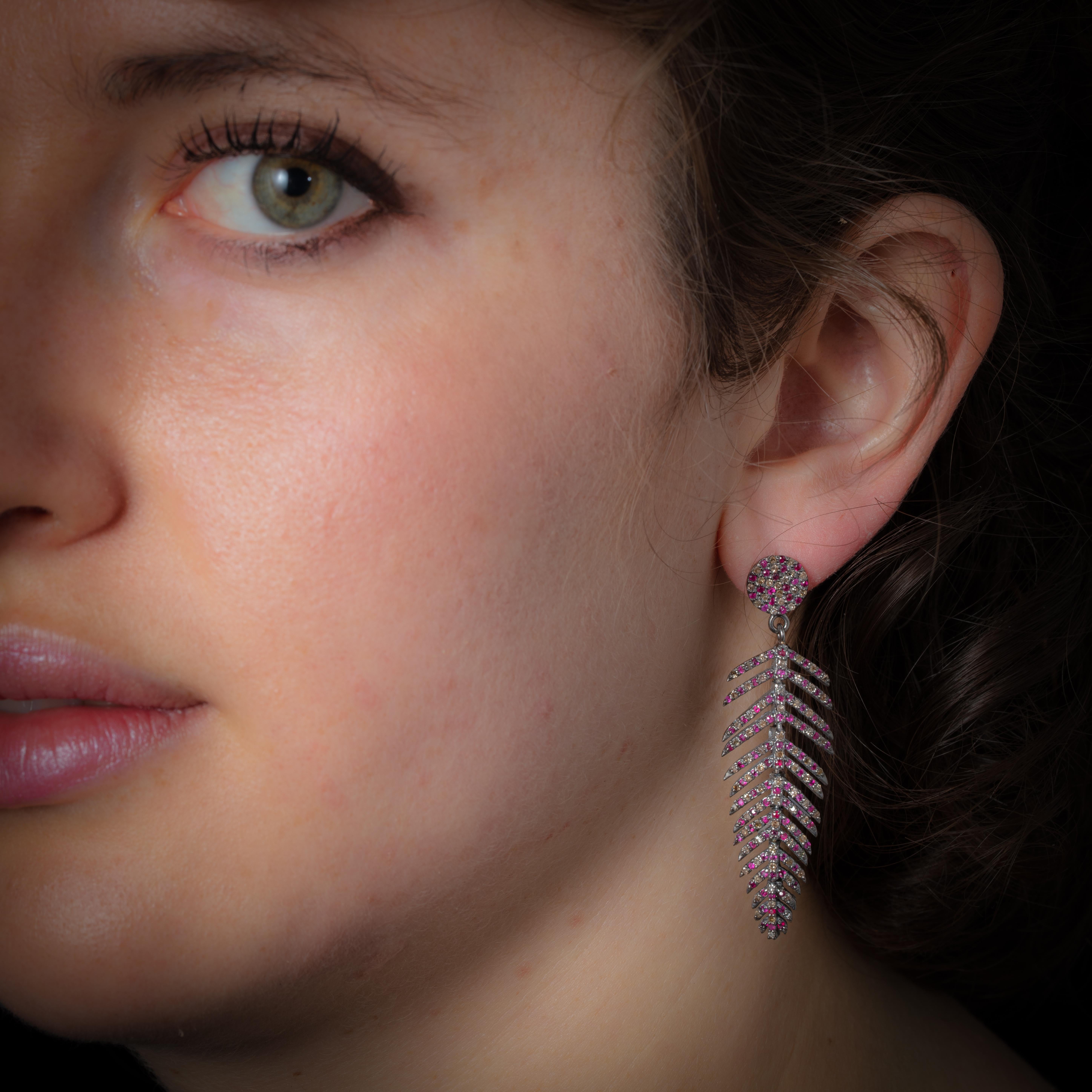 Mit Rubin und Diamanten besetzte Feder-Ohrringe mit Pave-Fassung im Zustand „Hervorragend“ im Angebot in Nantucket, MA