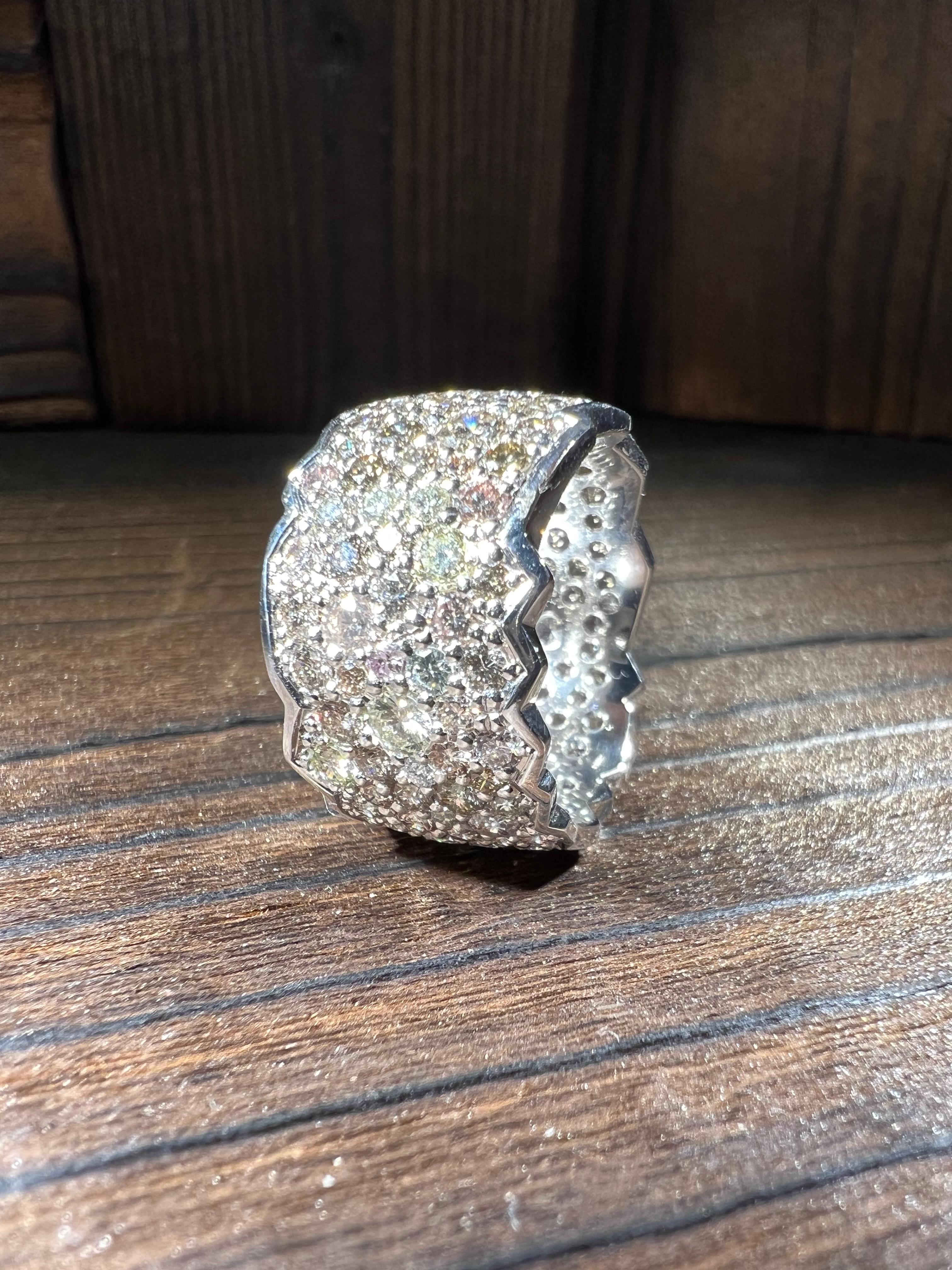 Un chef-d'œuvre en or jaune 18 carats : Cette bague exquise est entièrement composée de diamants pastel naturels, qui se déclinent dans une superbe palette de couleurs allant du rose vif au champagne chaud. Chacun des 138 brillants a été réalisé