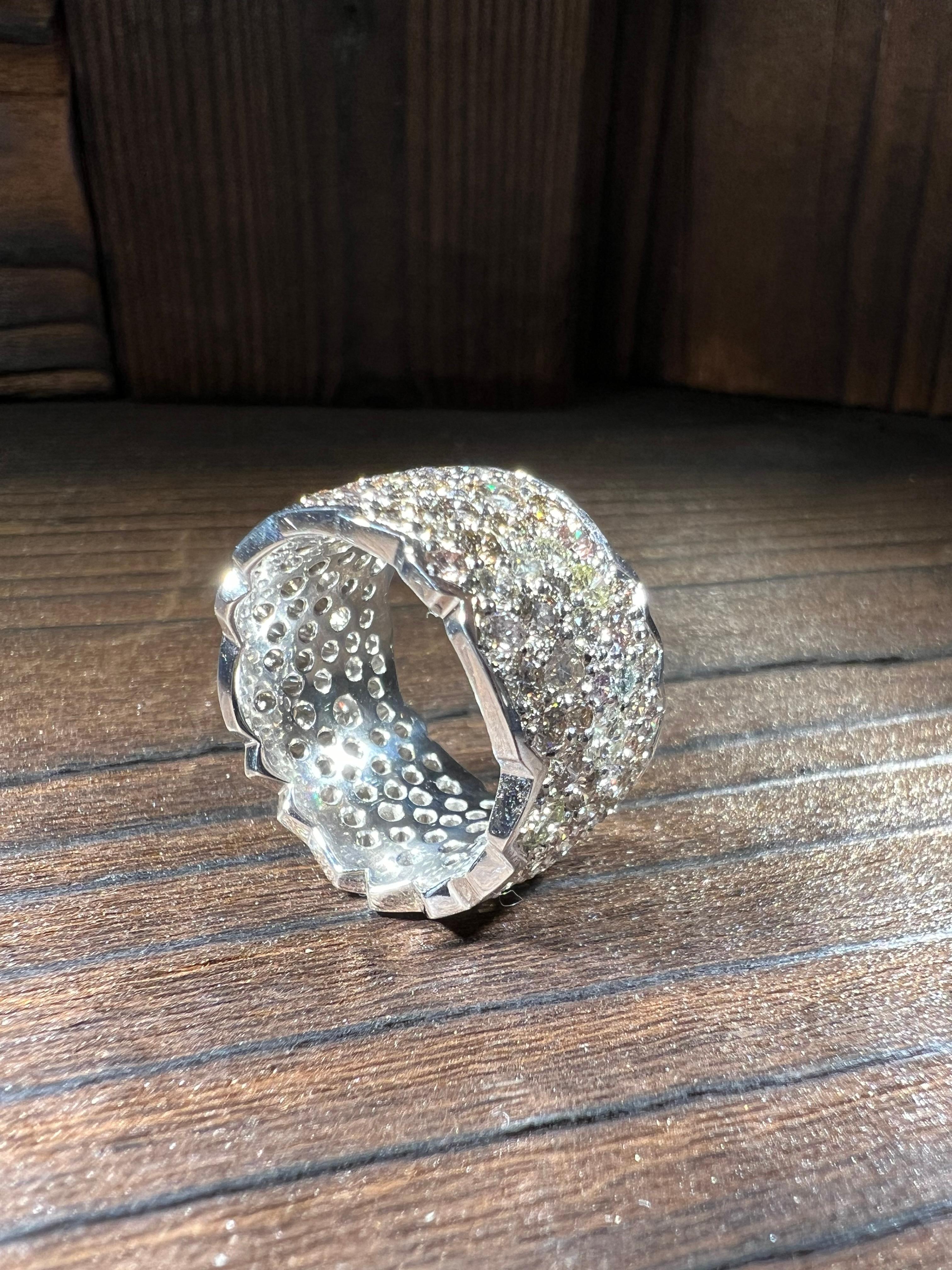 Artisan Bague en or jaune 18k sertie de pavés et de diamants pastel 5,56 carats en vente