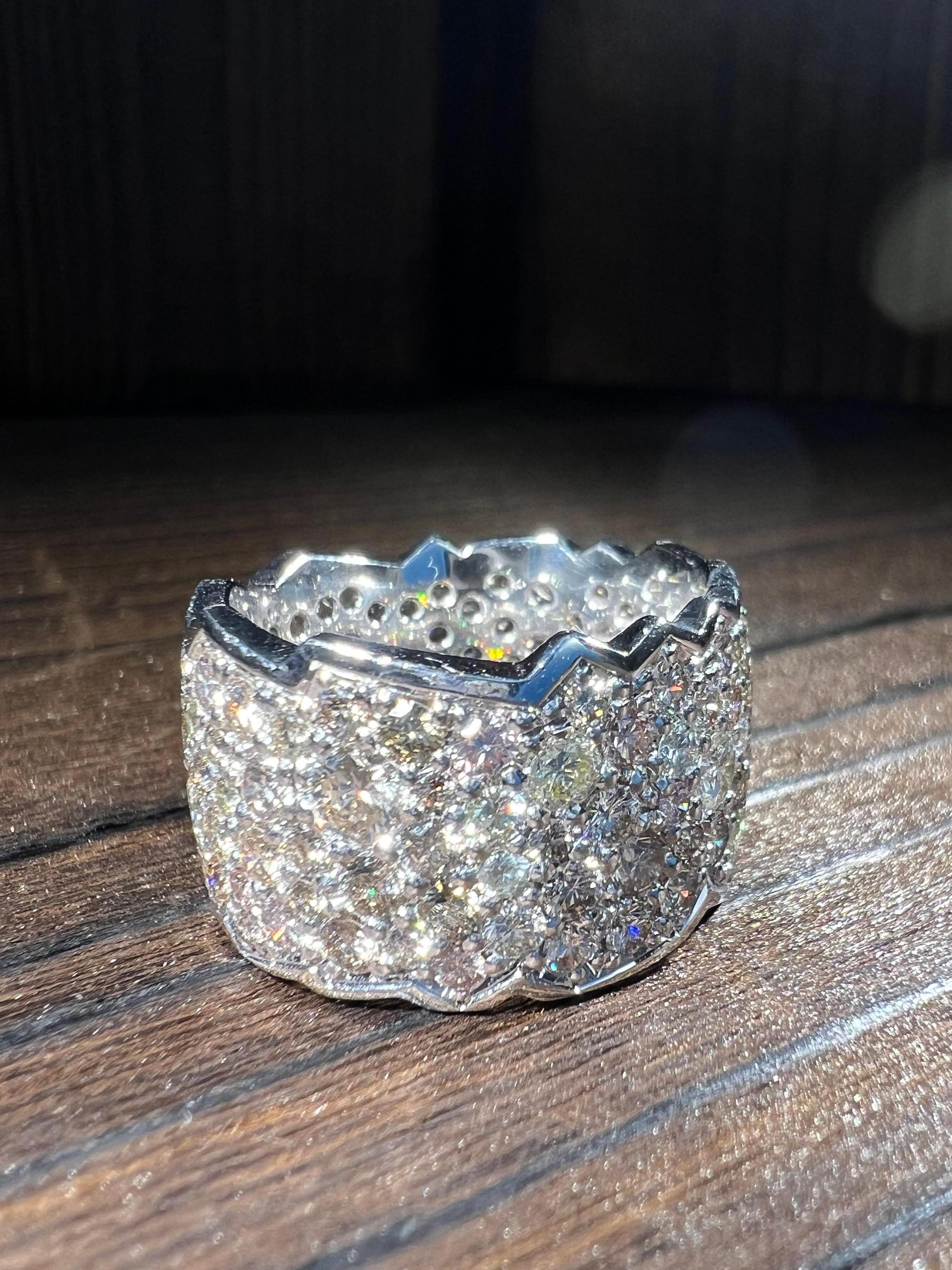 Taille brillant Bague en or jaune 18k sertie de pavés et de diamants pastel 5,56 carats en vente