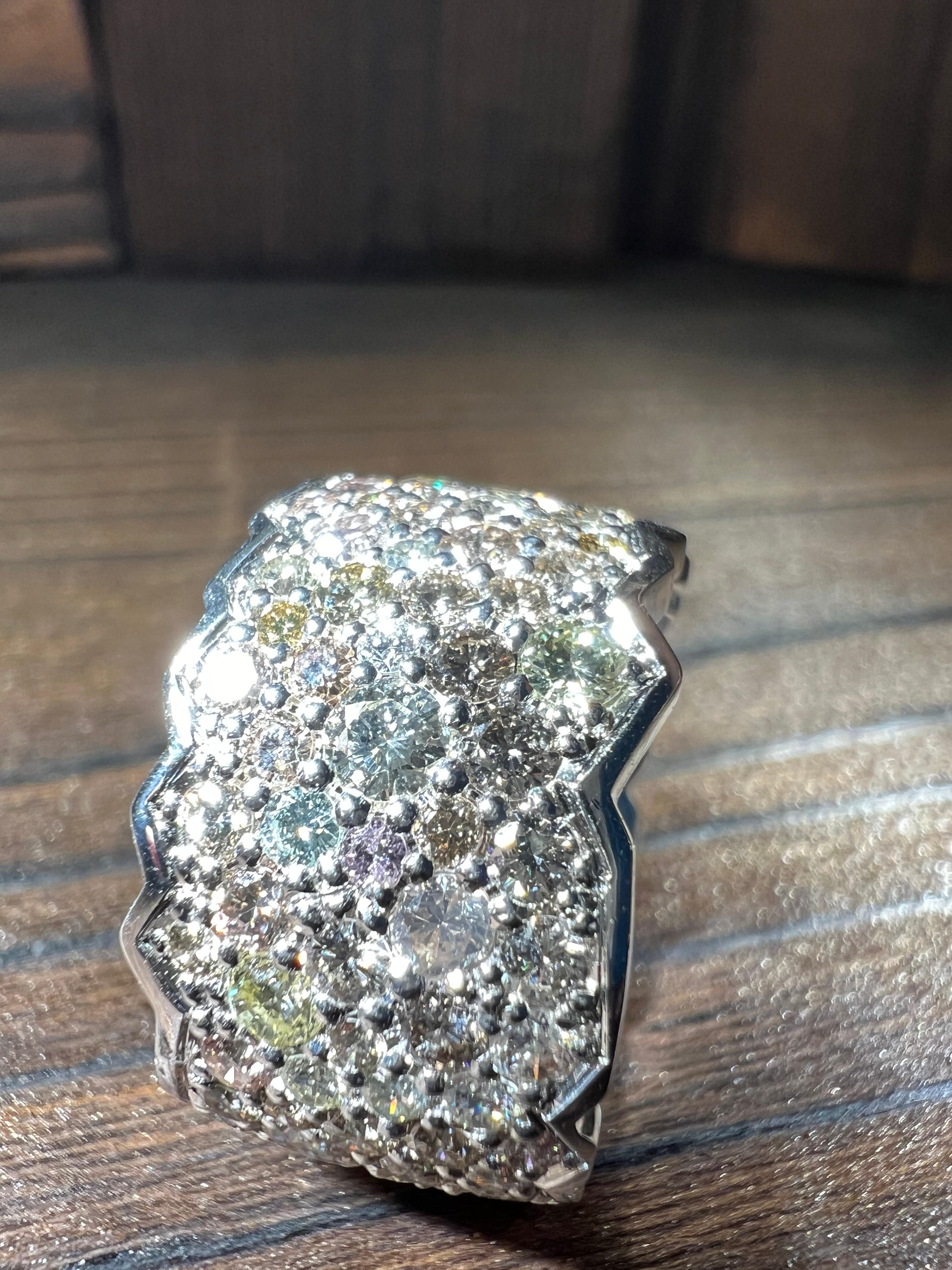 Bague en or jaune 18k sertie de pavés et de diamants pastel 5,56 carats Neuf - En vente à Spiez, CH