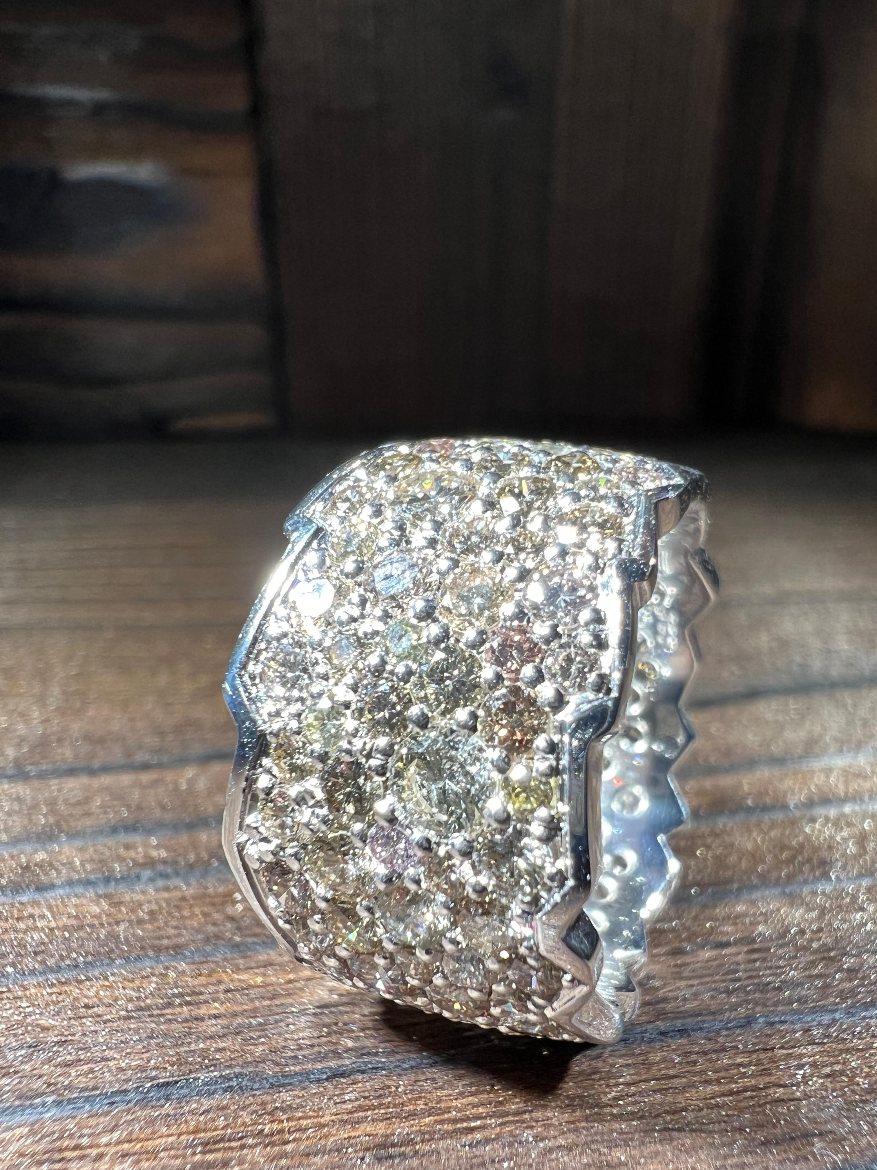 Bague en or jaune 18k sertie de pavés et de diamants pastel 5,56 carats Unisexe en vente