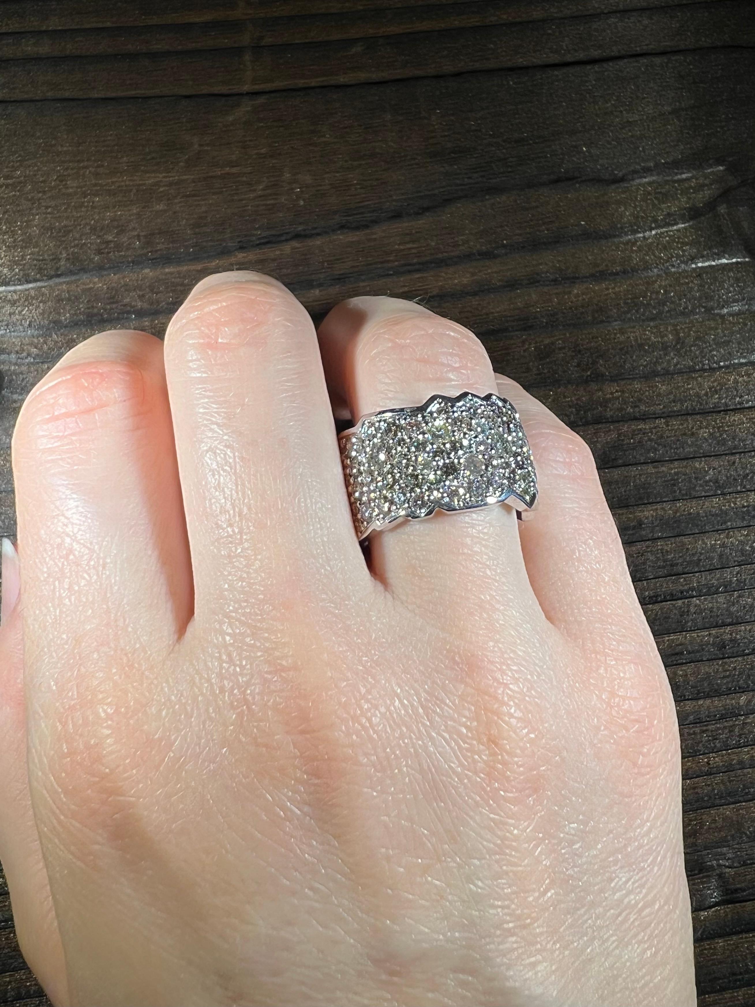 Bague en or jaune 18k sertie de pavés et de diamants pastel 5,56 carats en vente 1