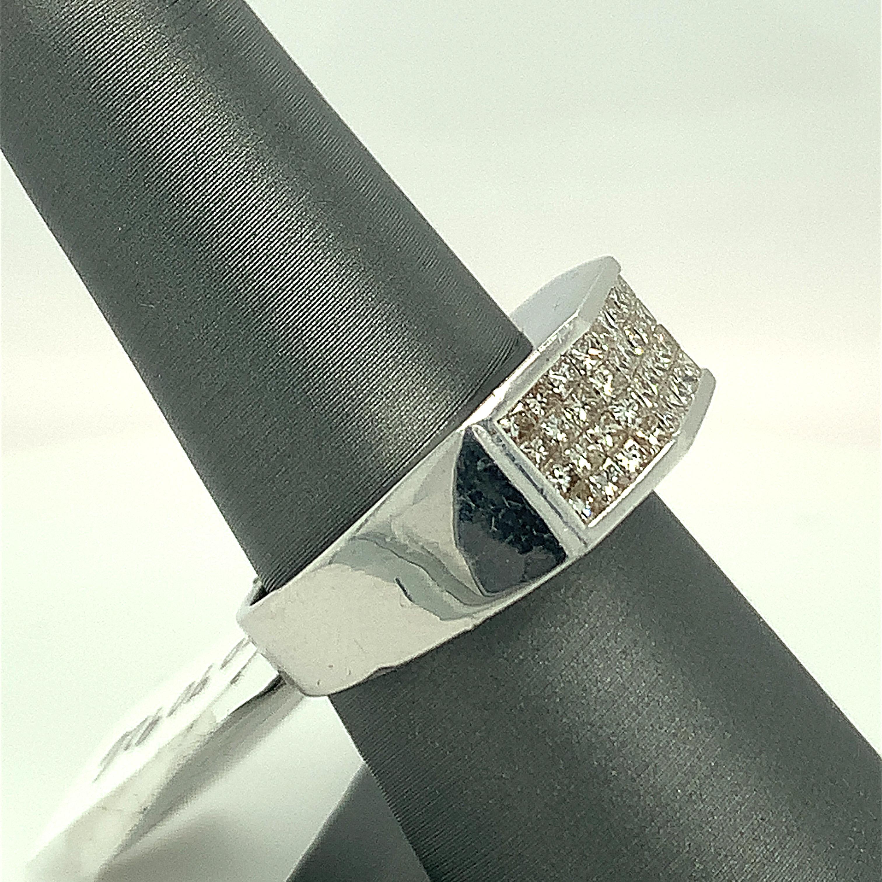 This men's band features 4 rows of invisibly-set princess cut diamonds. Set in 18K white gold, the ring showcases 0.89 carat of white diamonds and weighs 9.80gm.
