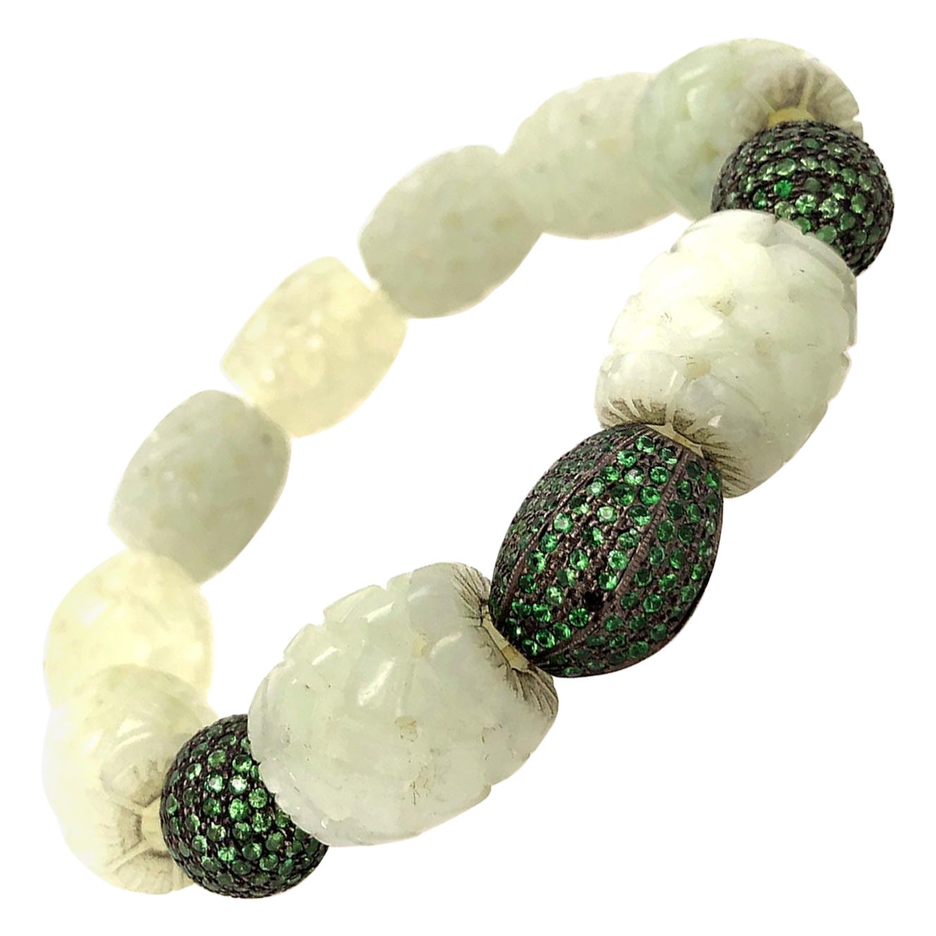 Bracelet de perles en tsavorite pavé et jade sculpté en vente