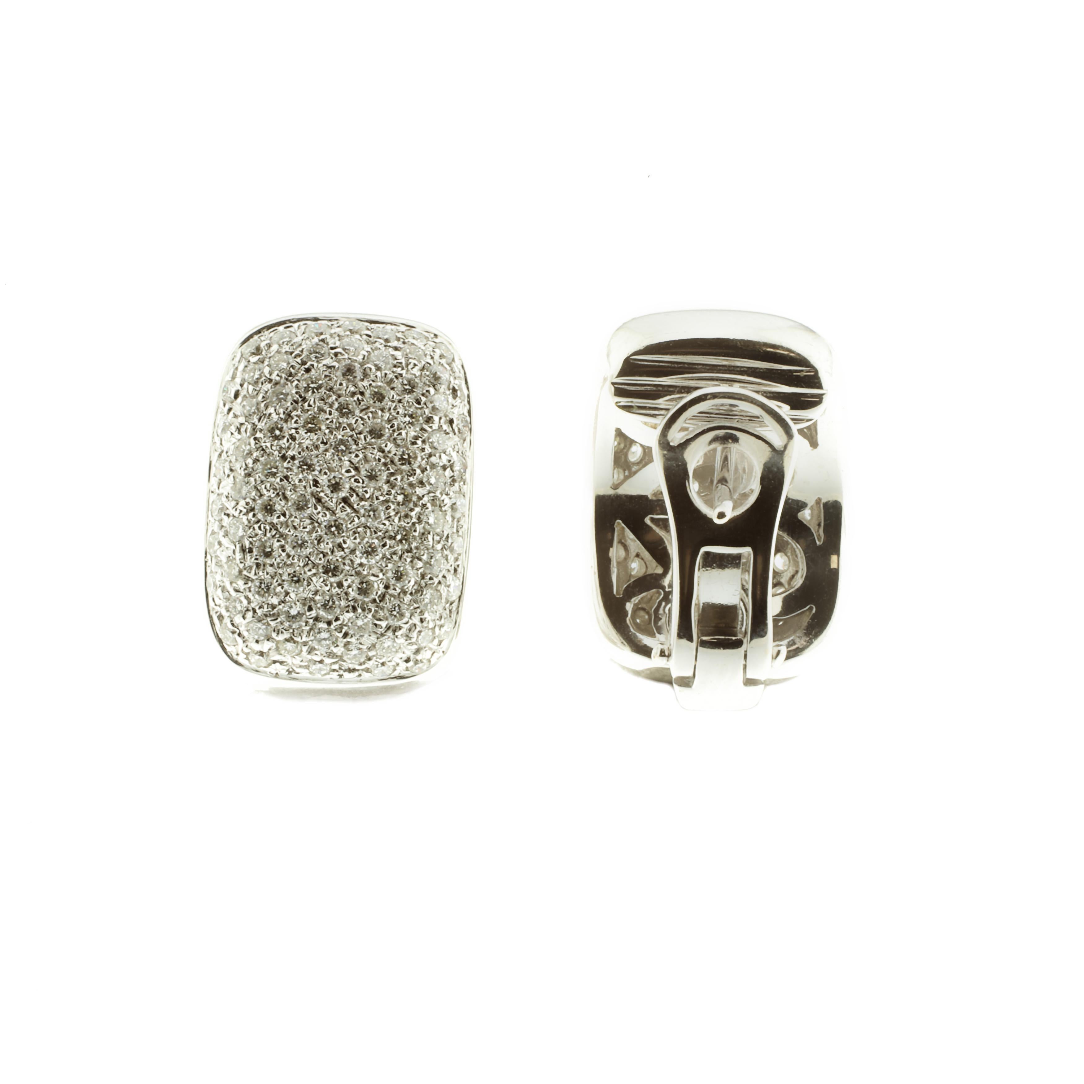 Contemporary Ohrringe aus 18 Karat Gold und weißem Diamantpavé (G VS) (Rundschliff) im Angebot