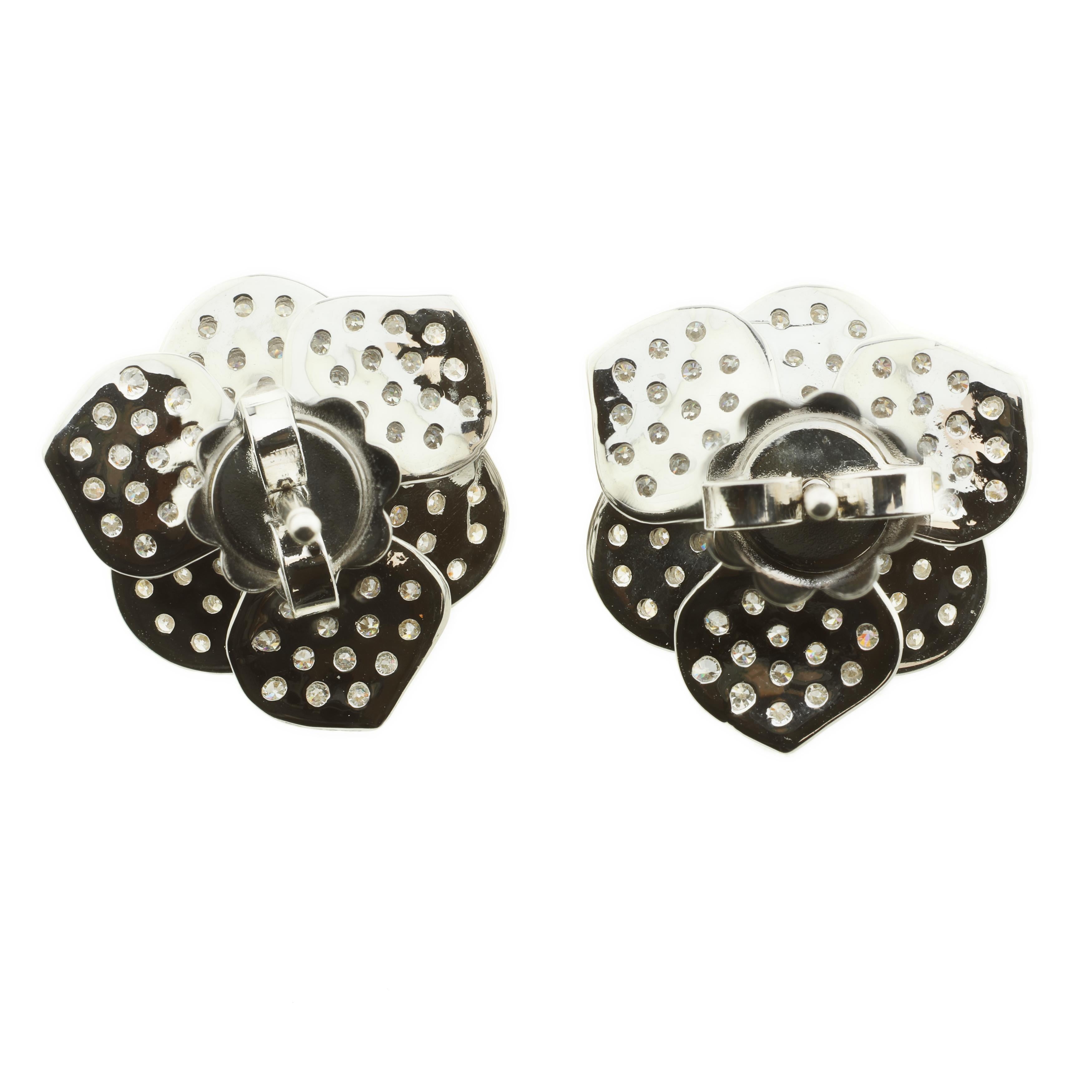 Taille ronde Boucles d'oreilles contemporaines à fleurs en or blanc 18 carats avec pavé de diamants (G VS) en vente