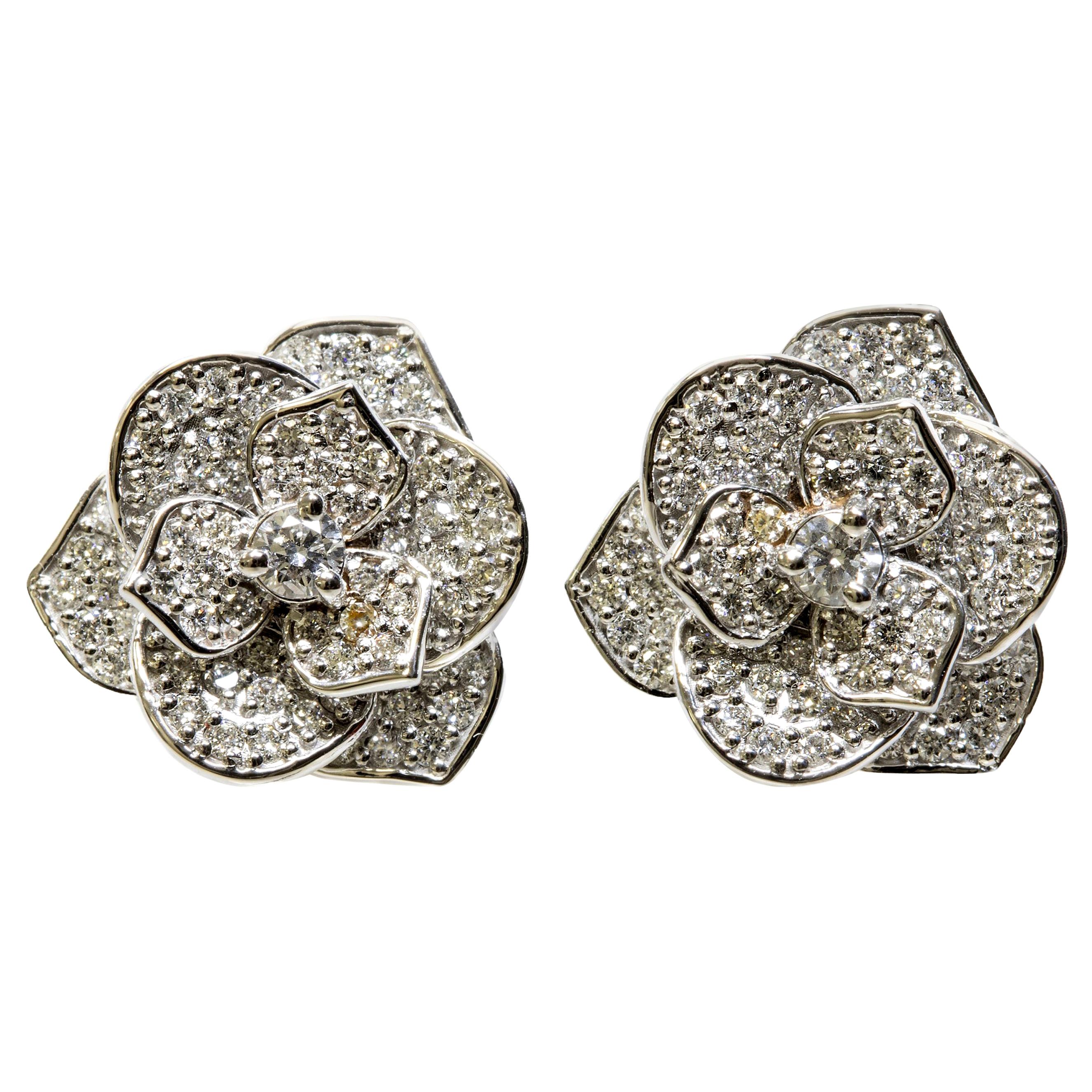 Boucles d'oreilles contemporaines à fleurs en or blanc 18 carats avec pavé de diamants (G VS) en vente