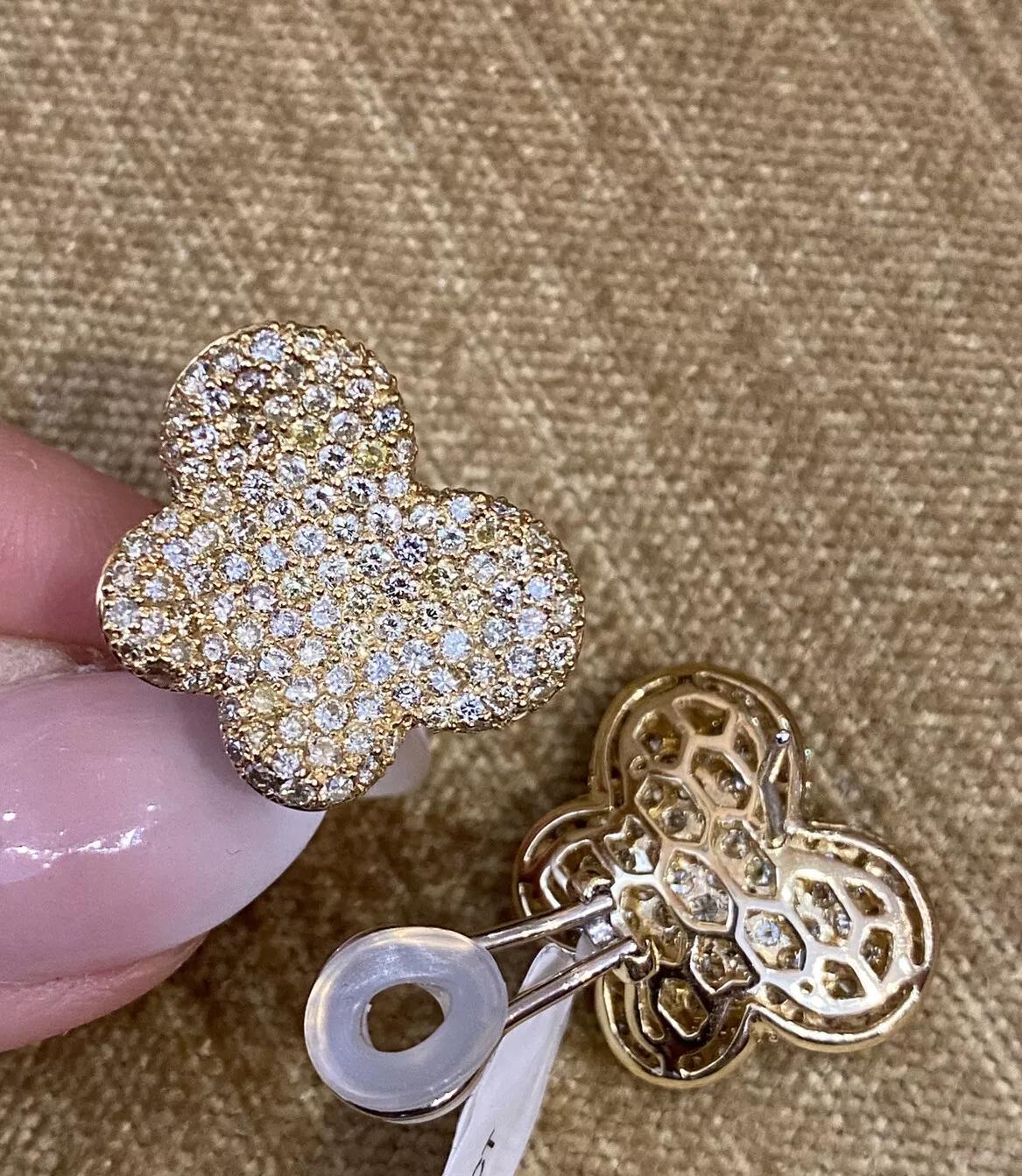 Pavé Yellow Diamond Butterfly Earrings 3.35 carat total weight in 18k Yellow Gold

Diamond Butterfly Earrings features 3.35 carats of Natural Round Brilliant Diamonds with Light Yellow color Pavé set in 18k Yellow Gold. The earrings are butterfly