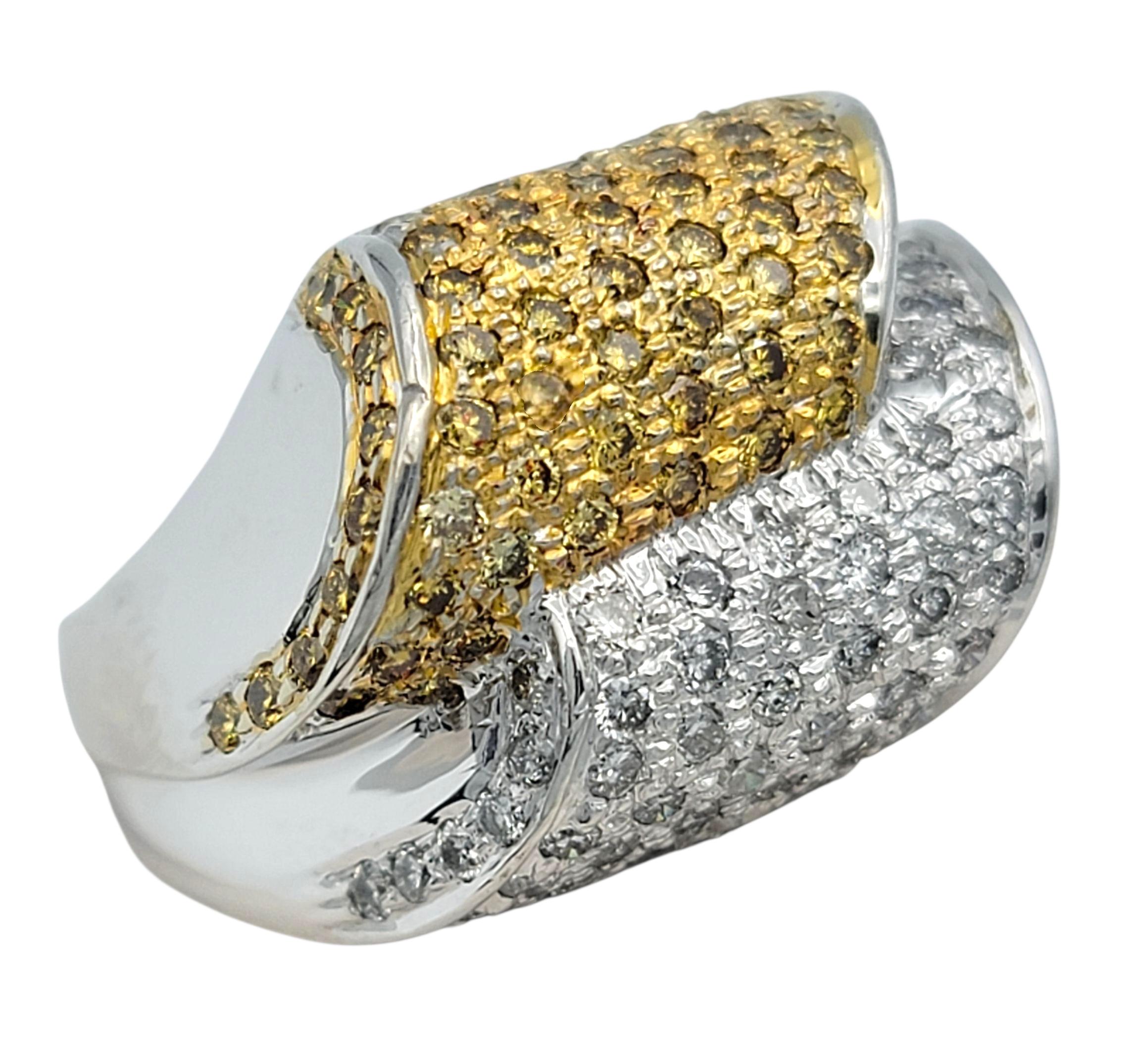 Ringgröße: 7

Dieser auffällige Saphir- und Diamantring setzt mit seinem filigranen Design und dem brillanten Farbkontrast ein markantes Zeichen. Das breite Band zeigt zwei Reihen leuchtend gelber Saphire, die mit schimmernden Diamanten gepaart sind