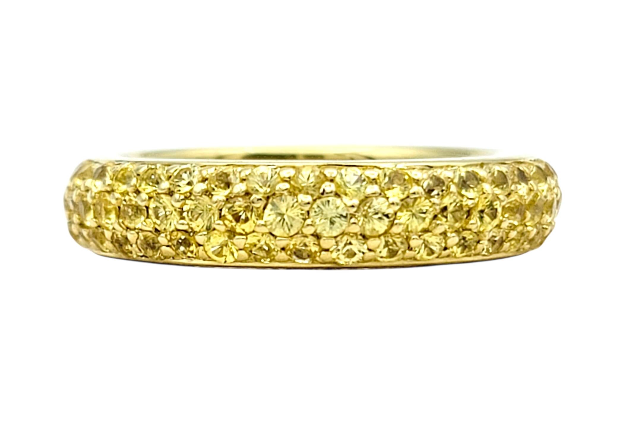 Questa fascia eternity senza tempo mette in mostra una linea continua di zaffiri gialli a taglio rotondo. La vivida tonalità dorata degli zaffiri irradia calore e brillantezza, rendendo questo anello elegante e versatile.

Realizzato in oro giallo
