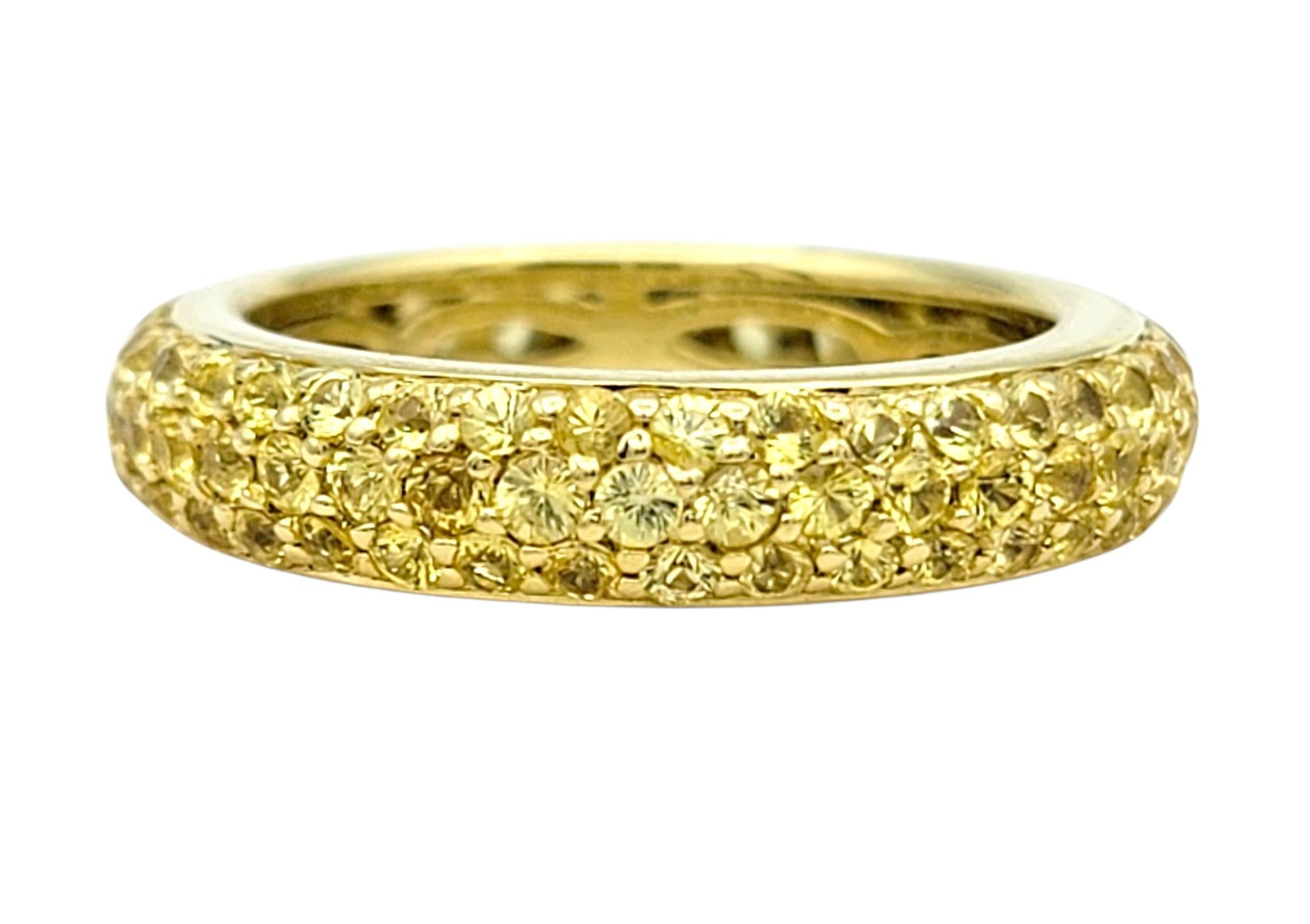 Contemporaneo Anello a fascia per l'eternità con zaffiro giallo pavé a più file in oro giallo 18 carati in vendita
