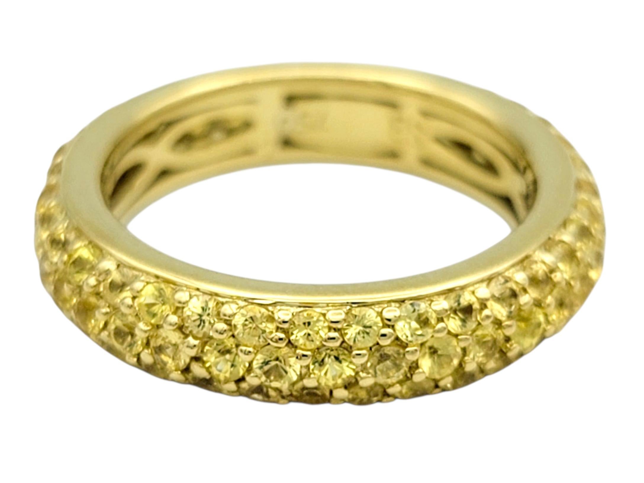 Taglio rotondo Anello a fascia per l'eternità con zaffiro giallo pavé a più file in oro giallo 18 carati in vendita