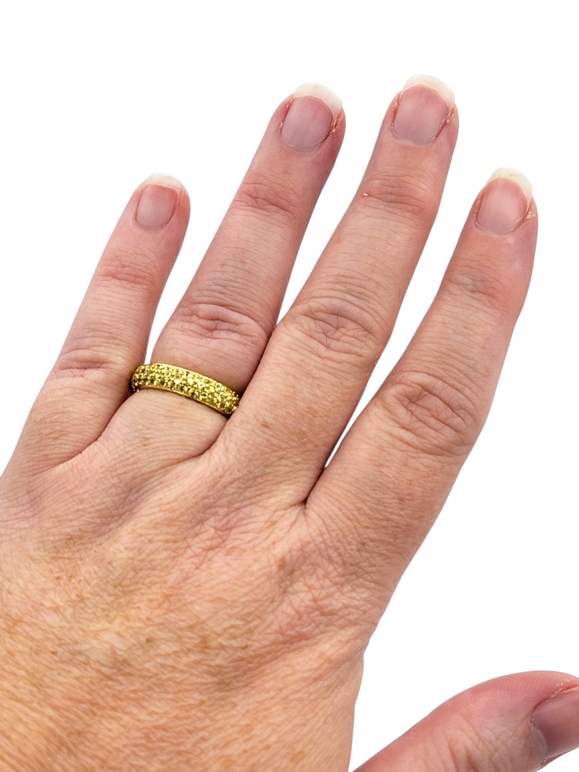Anello a fascia per l'eternità con zaffiro giallo pavé a più file in oro giallo 18 carati in vendita 1