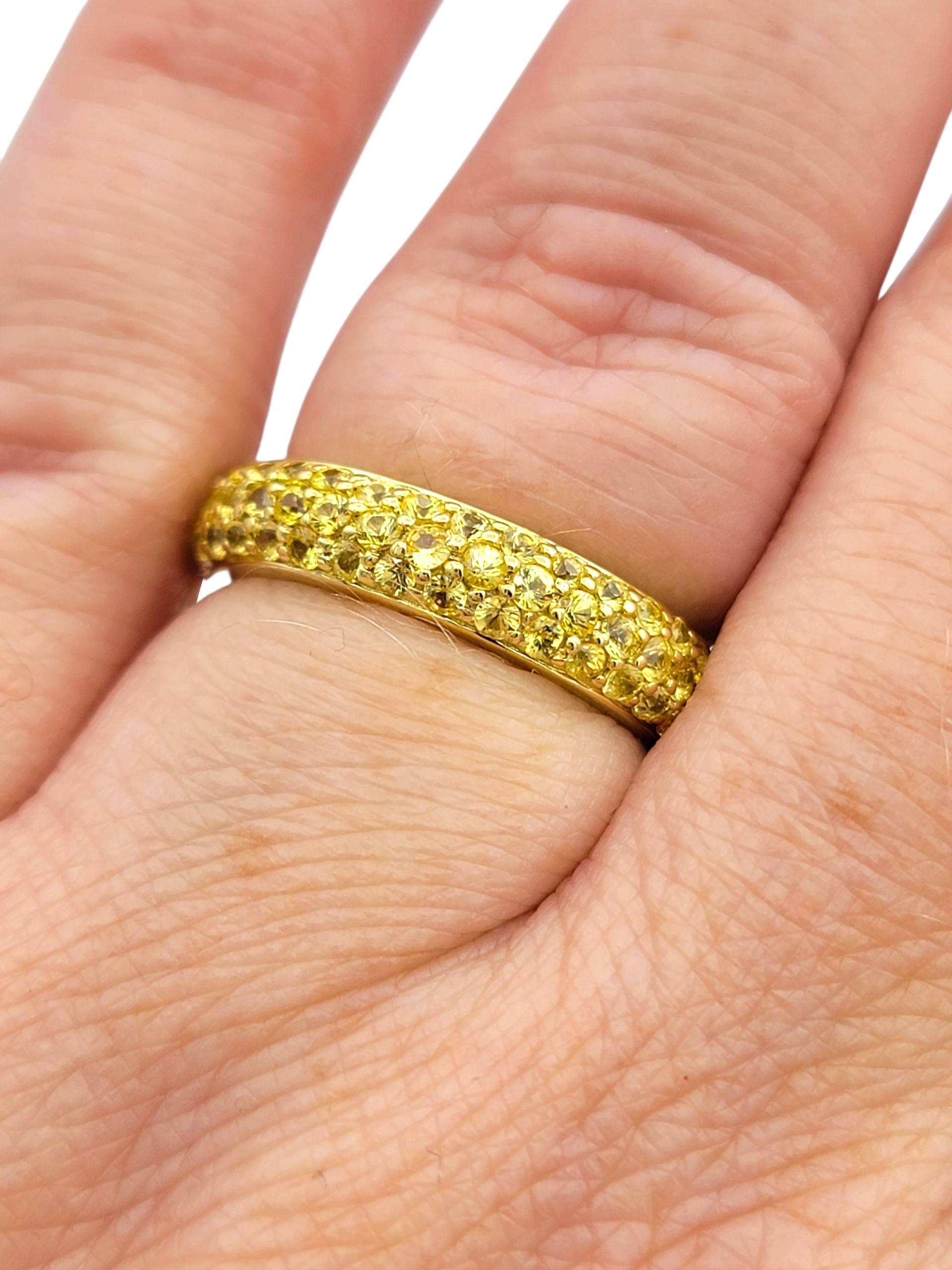 Anello a fascia per l'eternità con zaffiro giallo pavé a più file in oro giallo 18 carati in vendita 2