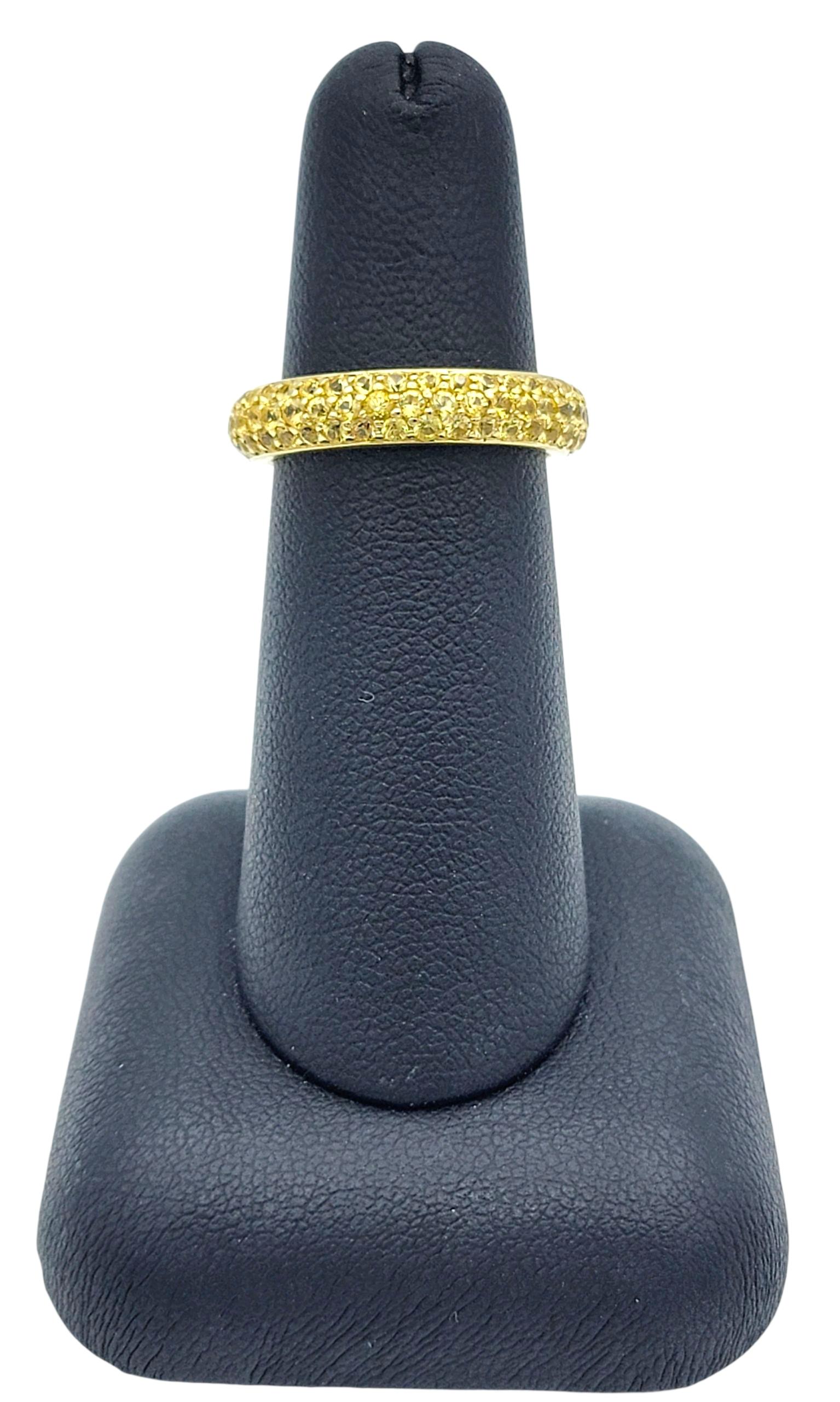 Anello a fascia per l'eternità con zaffiro giallo pavé a più file in oro giallo 18 carati in vendita 3