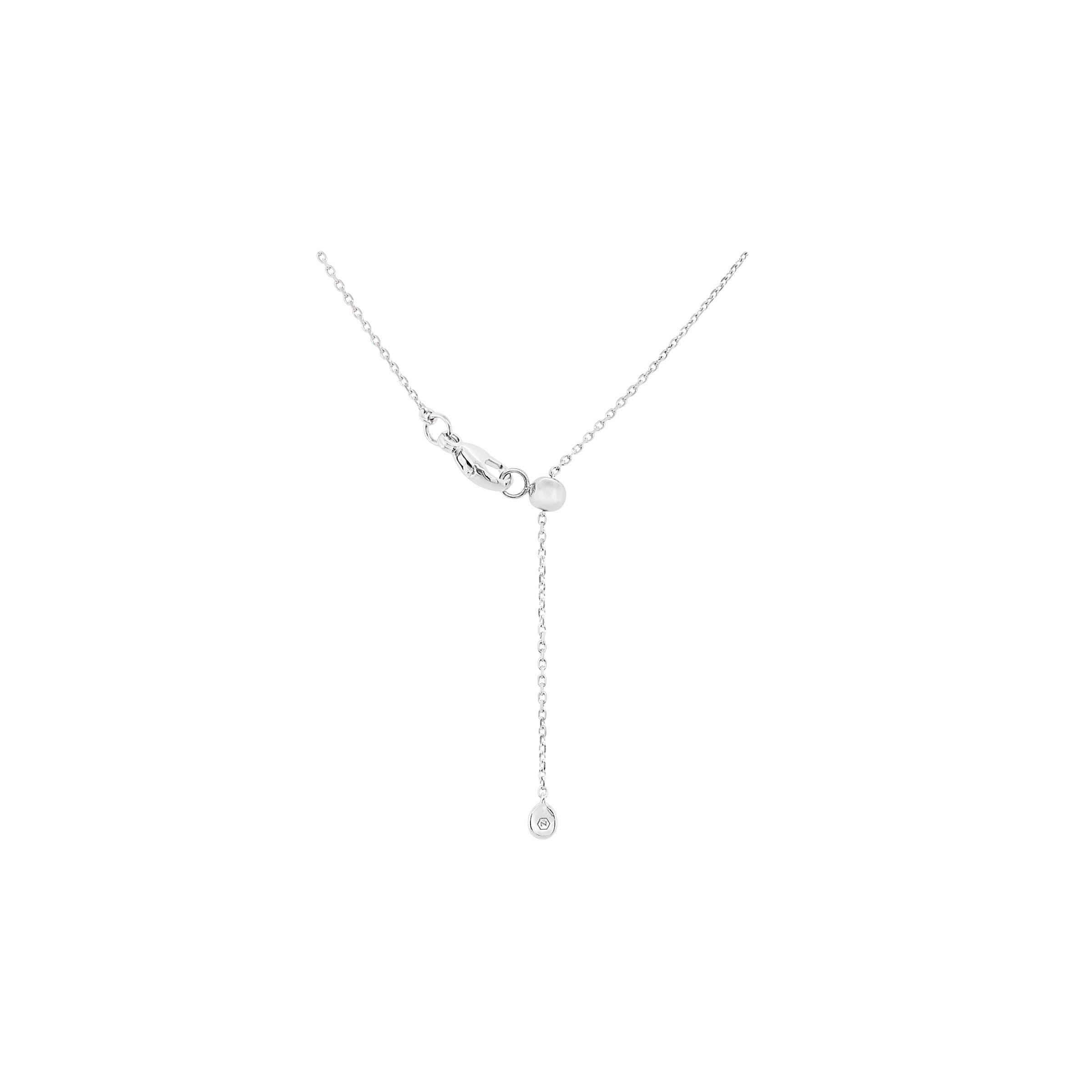 Celebra la bellezza della trasformazione con questa splendida collana di farfalle, progettata per simboleggiare i viaggi della vita e i nuovi inizi. Ogni ala è impreziosita da un pavé di diamanti accuratamente incastonati, che scintilla quando