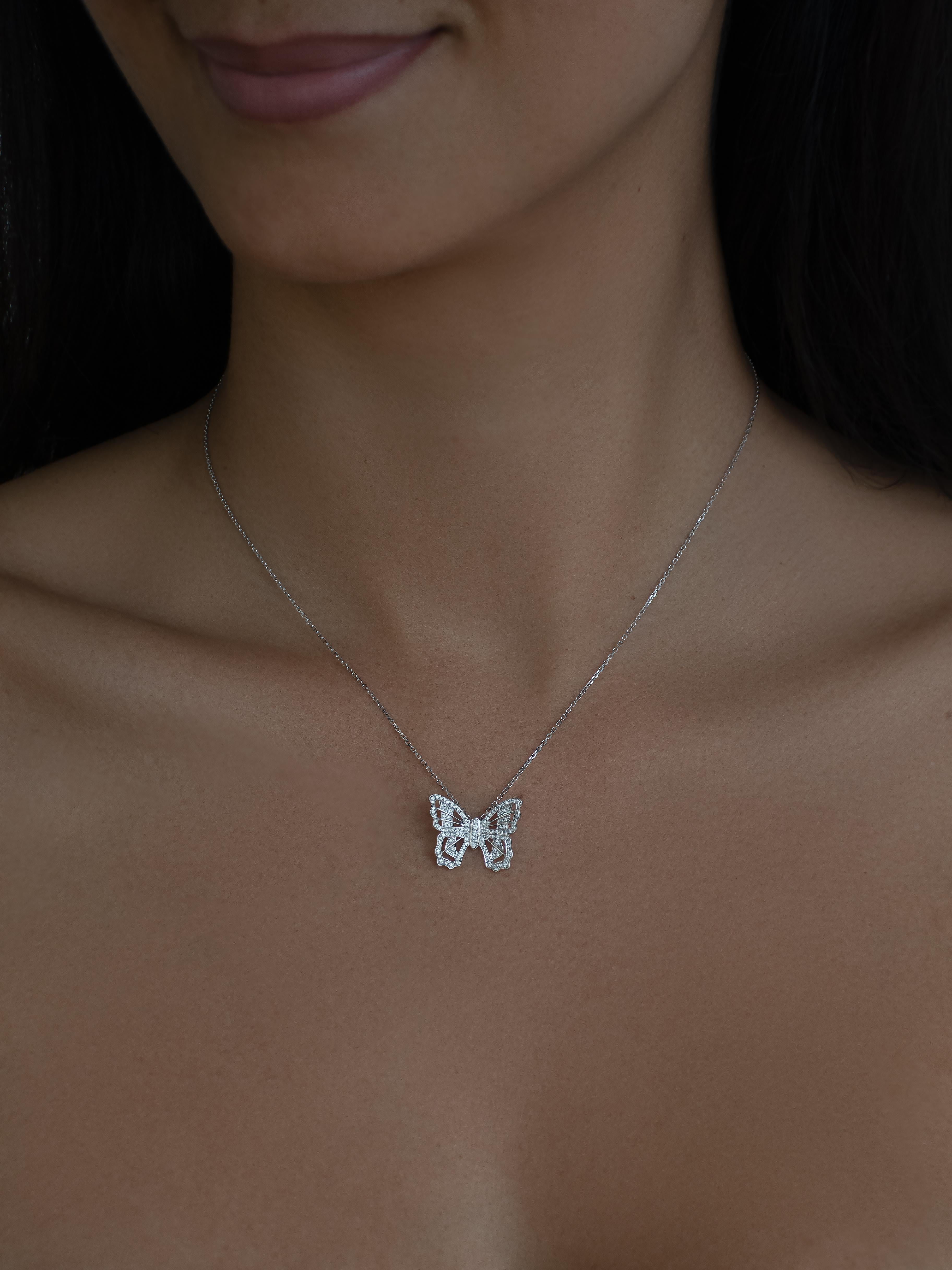 Taglio rotondo Collana Pave'd Diamond Butterfly in oro bianco 18 carati in vendita