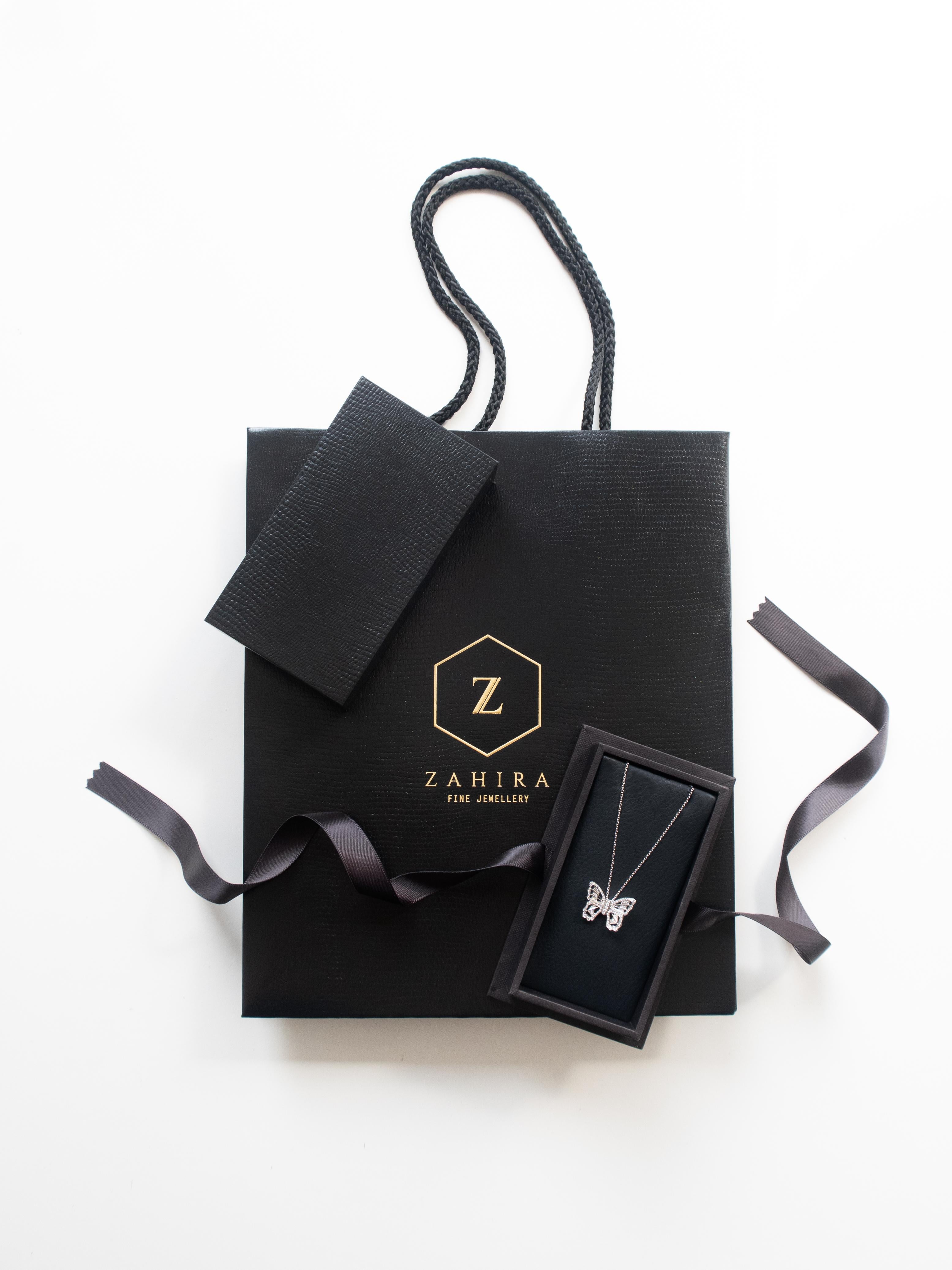 Collana Pave'd Diamond Butterfly in oro bianco 18 carati In condizioni Nuovo in vendita a Bangkok, TH