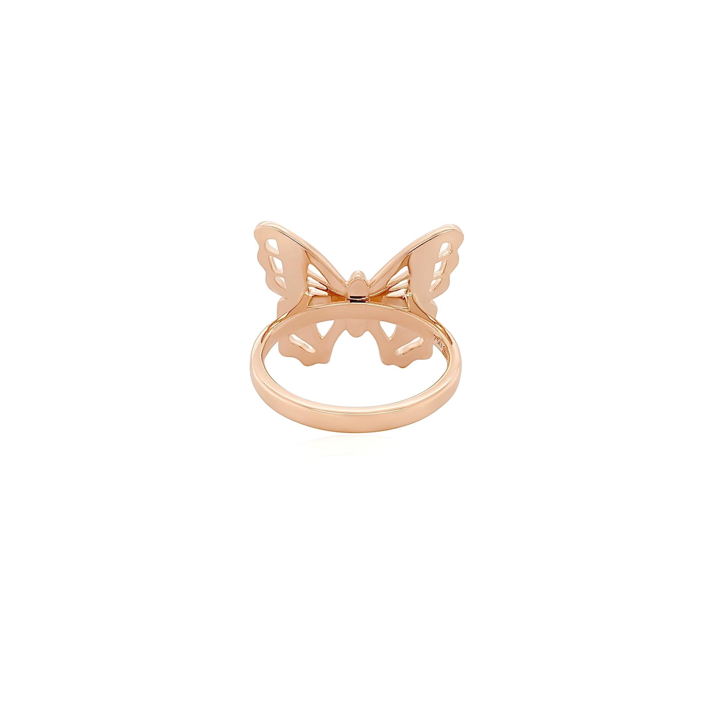 Celebra la bellezza della trasformazione con questo squisito anello a farfalla, progettato per simboleggiare i viaggi della vita e i nuovi inizi. Ogni ala è impreziosita da pavé di diamanti accuratamente incastonati, che creano uno scintillio
