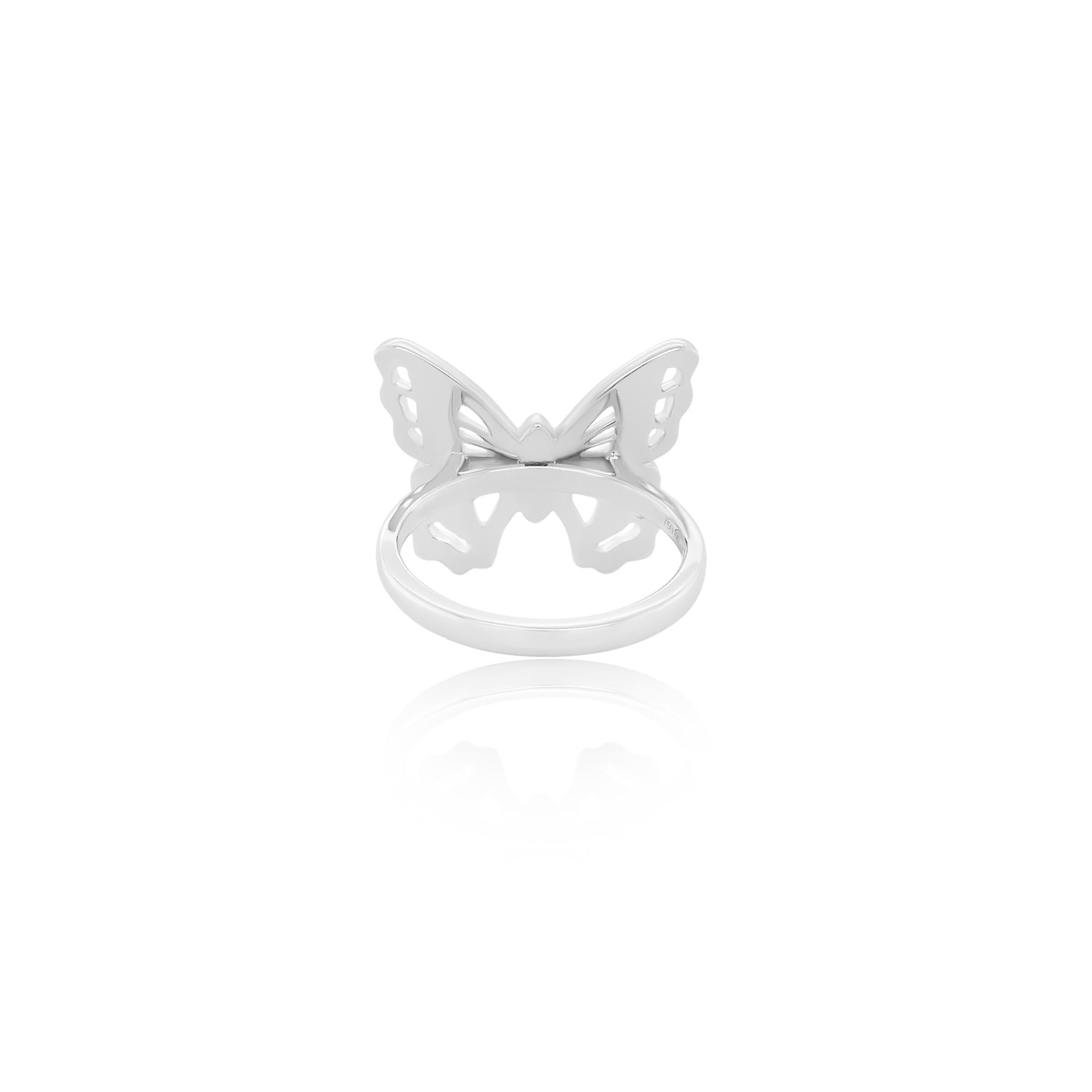 Feiern Sie die Schönheit der Verwandlung mit diesem exquisiten Schmetterlingsring, der die Reise des Lebens und neue Anfänge symbolisieren soll. Jeder Flügel ist mit sorgfältig gefassten Pavé-Diamanten geschmückt, die ein strahlendes Funkeln