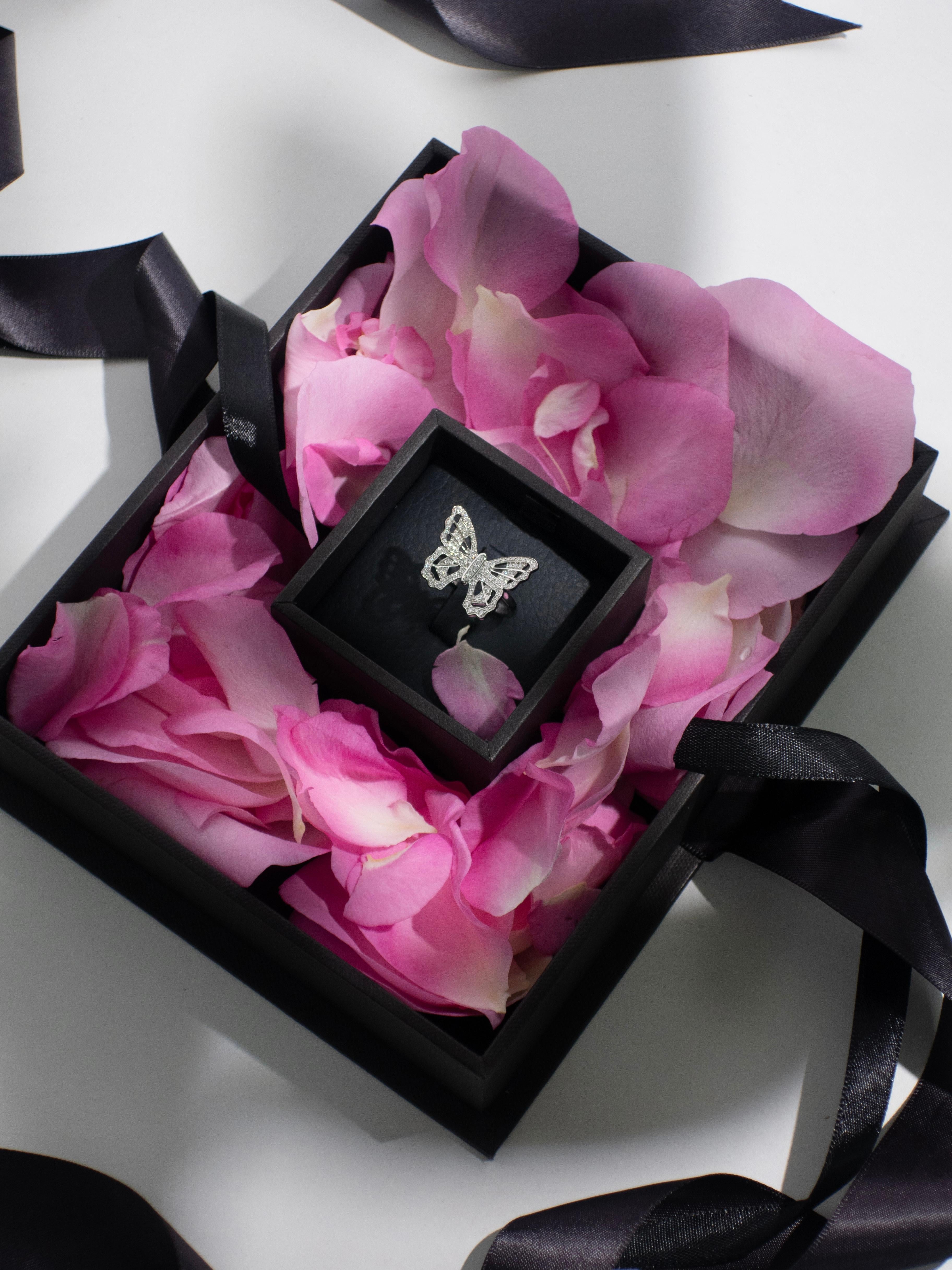 Butterly-Ring aus 18 Karat Weißgold mit Pave'd-Diamant (Rundschliff) im Angebot