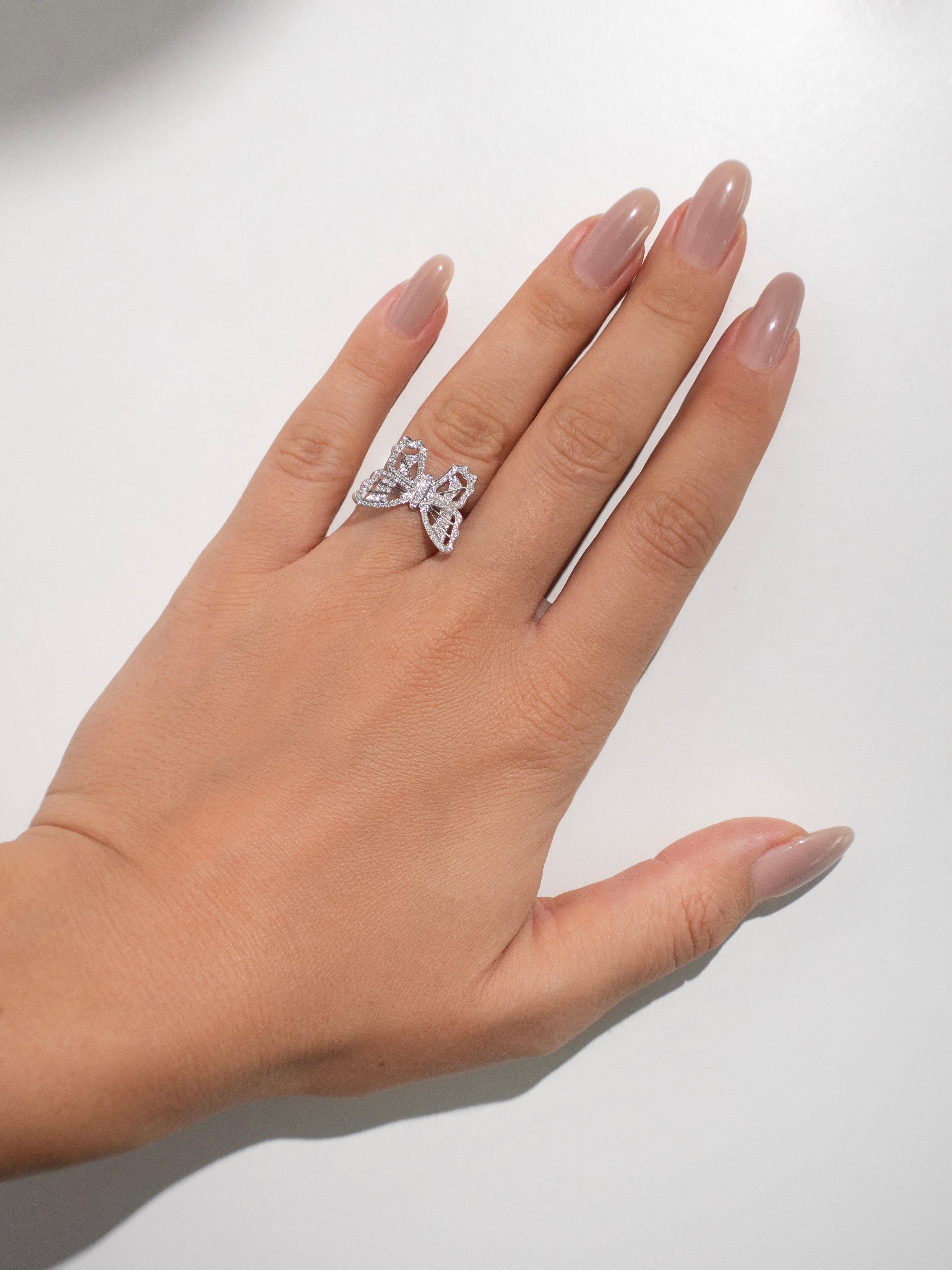 Butterly-Ring aus 18 Karat Weißgold mit Pave'd-Diamant im Zustand „Neu“ im Angebot in Bangkok, TH