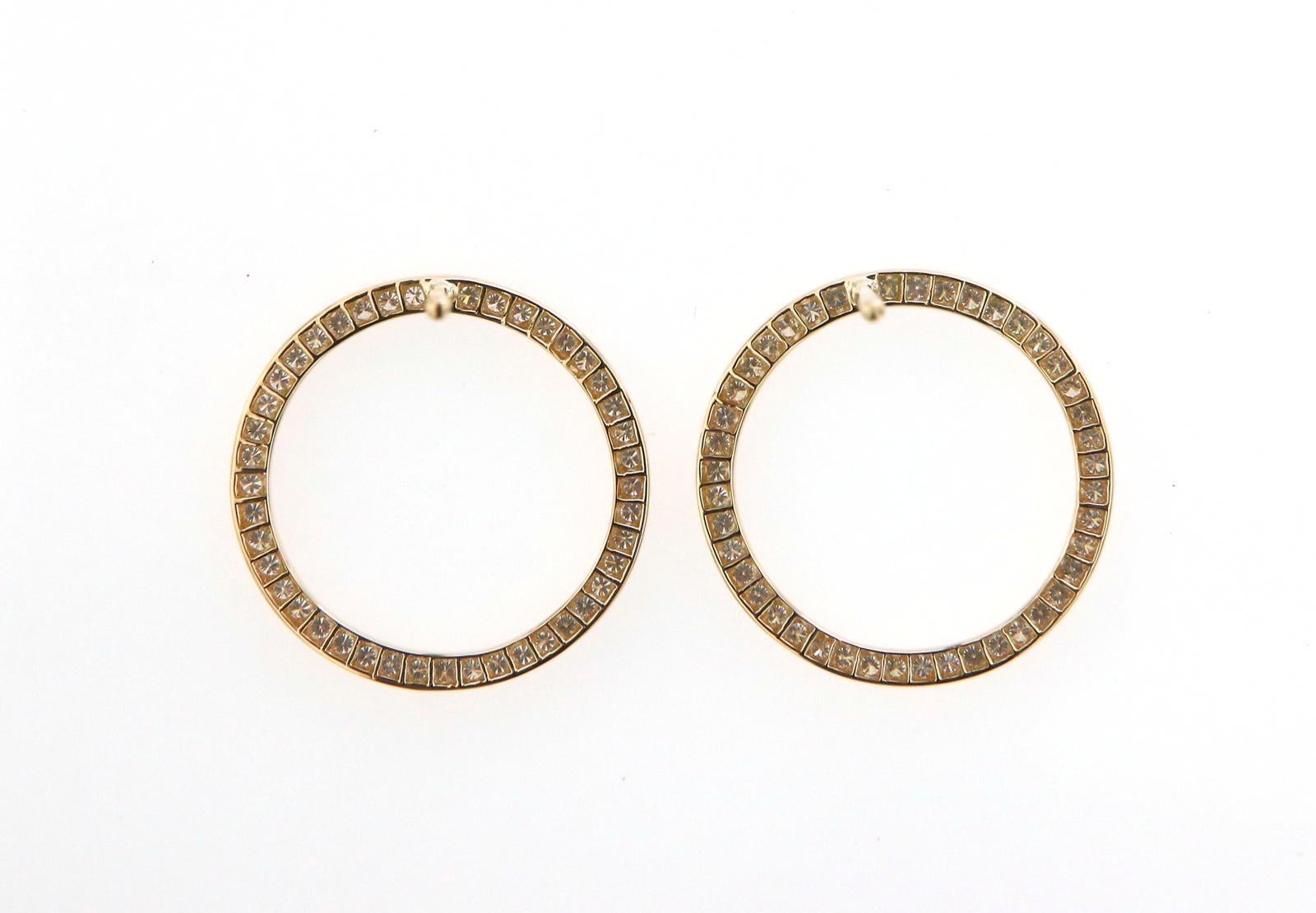 These fun and playful circle earrings are made from sparkling pav'ed diamonds. The VVS diamonds are set into the the circle design and are perfect for daily wear or dressed up for the evening. 