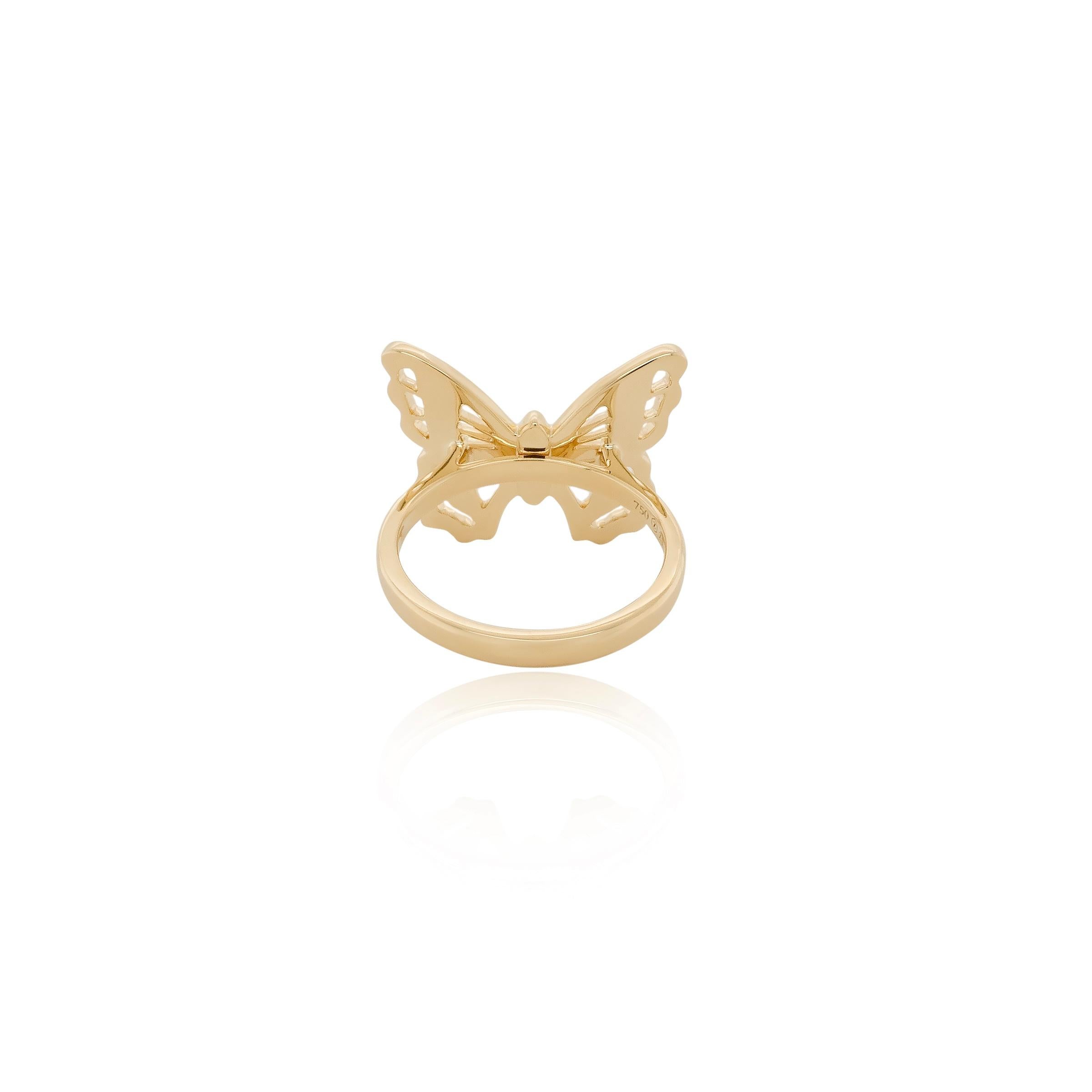 Célébrez la beauté de la transformation avec cette exquise bague papillon, conçue pour symboliser les voyages de la vie et les nouveaux départs. Chaque aile est ornée de diamants pavés soigneusement sertis, créant un éclat radieux. Les lignes d'or