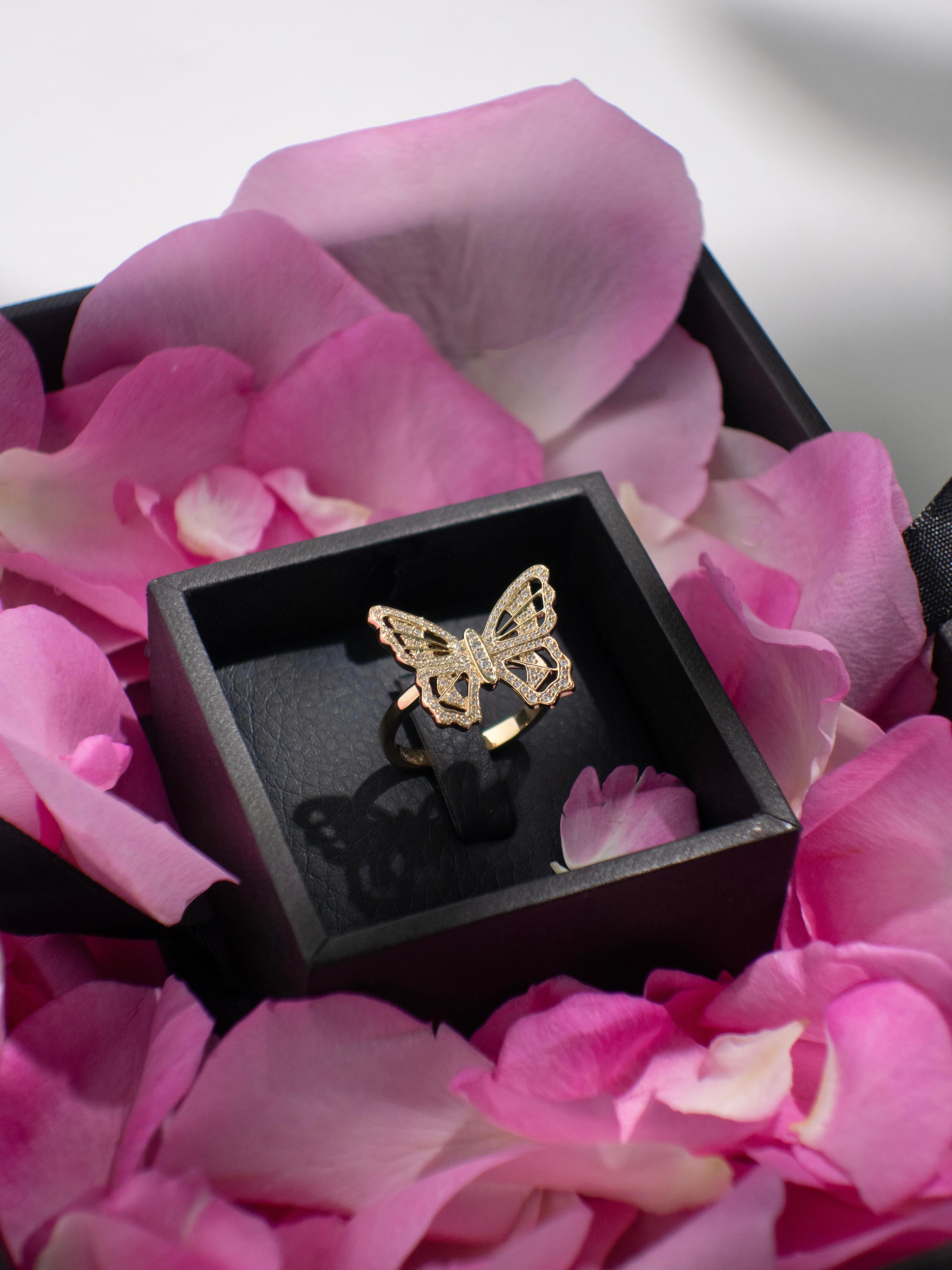 Taille ronde Bague en or jaune 18k avec diamant pavé en vente