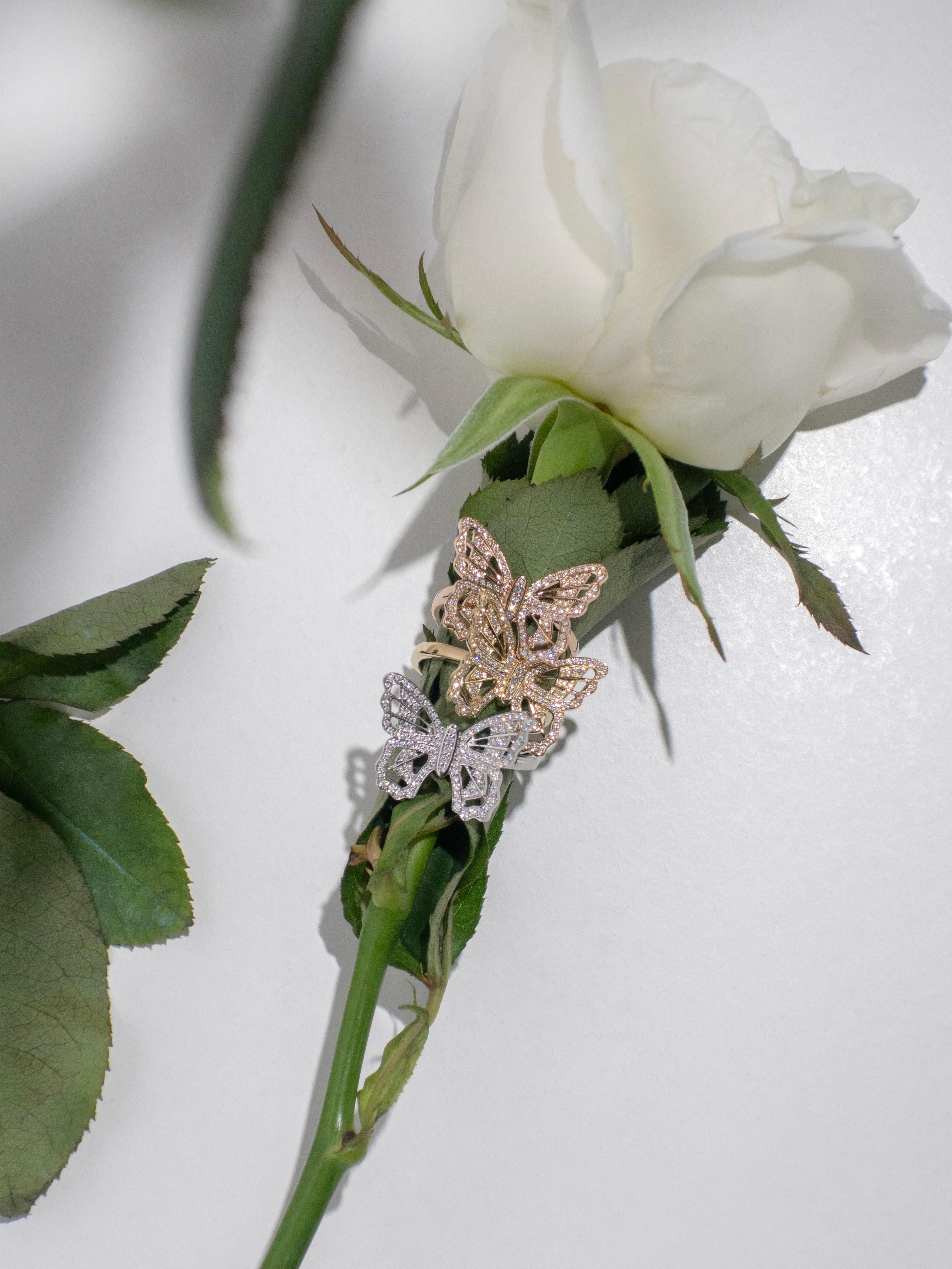 Bague en or jaune 18k avec diamant pavé en vente 2